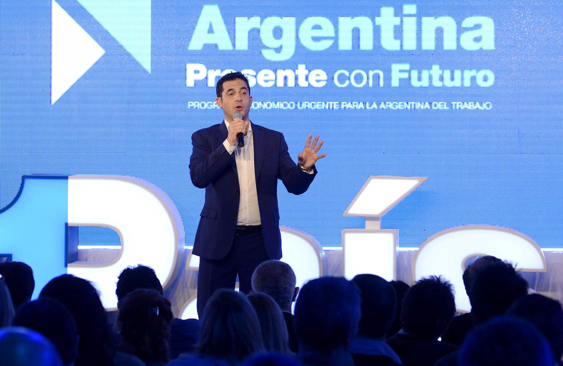 Matias Tombolini, candidato de la fuerza 1País, integrada por el Frente Renovador y el GEN, prefirió una propuesta más formal y conservadora en tono azul oscuro