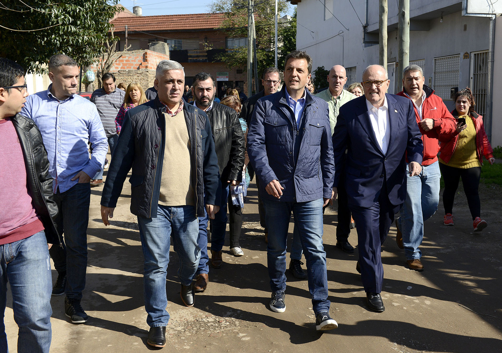 El diputado nacional y precandidato a senador Sergio Massa, estuvo en el partido bonaerense de La Matanza, acompañado por el ex alcalde de Nueva York, Rudolph Giuliani. Relajado, optó por llevar zapatilla, jeans y campera, un infaltable de esta campaña.