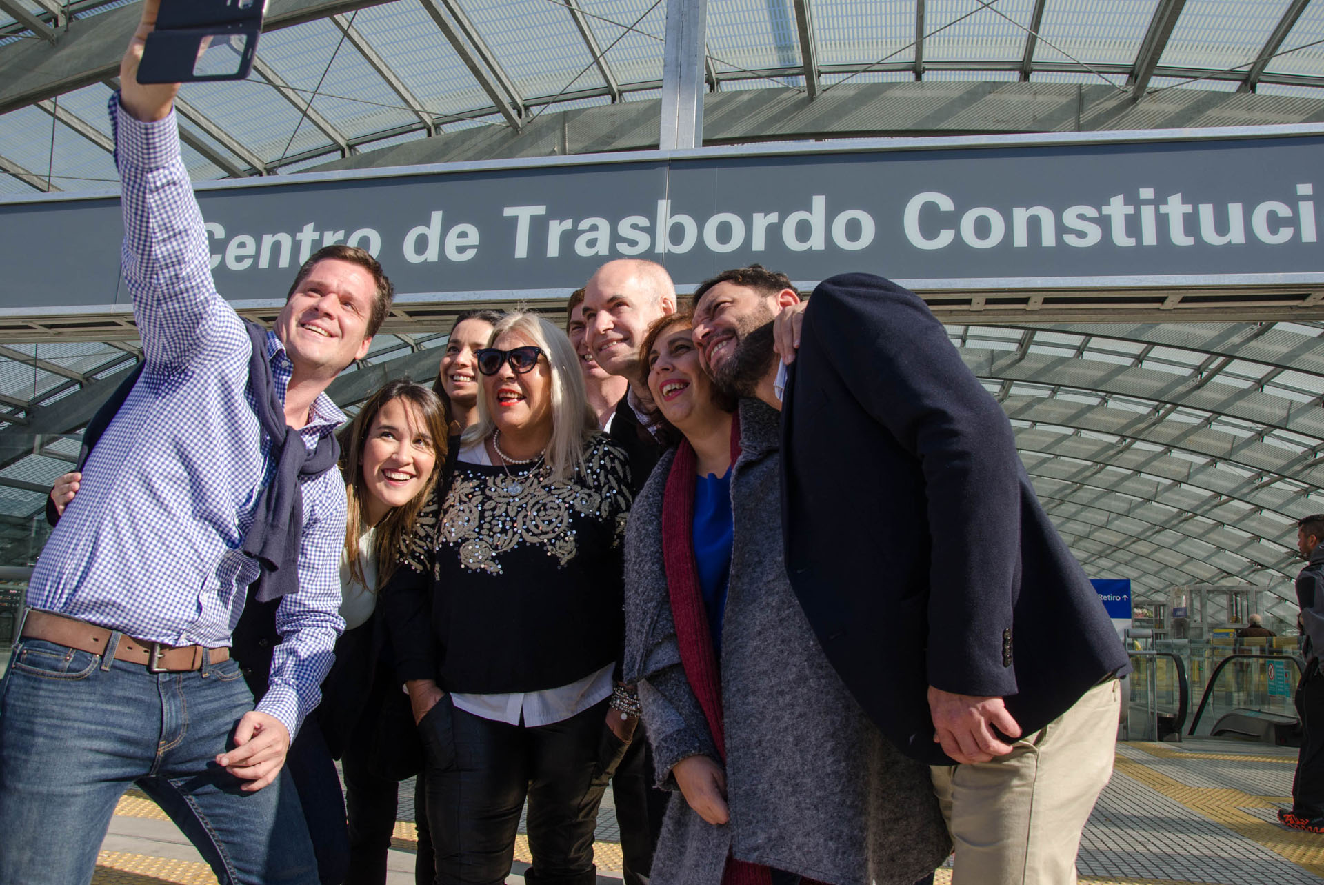 En el Centro de Trasbordo Constitución Carrió desplegó su look más ‘trendy’ pero siguiendo la línea informal