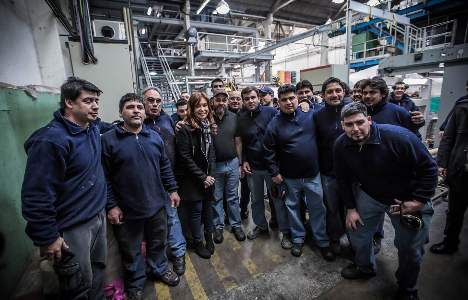 La candidata a senadora por Unidad Ciudadana, Cristina Kirchner, se mantuvo alejada de las cámaras y con un perfil bajo en cuánto a la vestimenta sin joyas ni colores estridentes, como solía hacer en su mandato presidencial