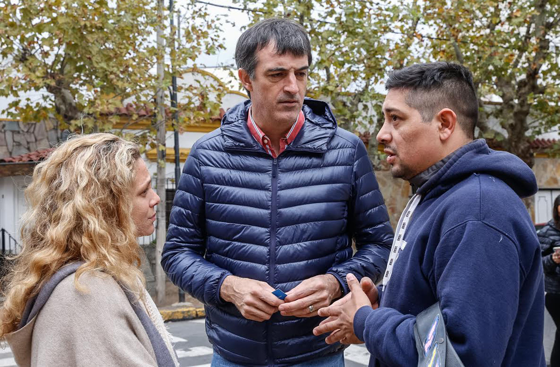 El precandidato bonaerense a senador nacional Esteban Bullrich conversó con los vecinos durante los ‘timbreos’. Fiel a la impronta de Cambiemos, la campera básica y atemporal más imitada por la industria