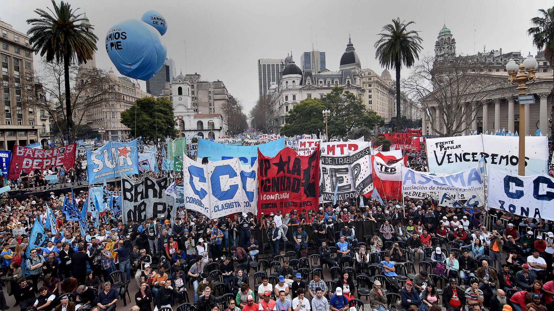 Diferentes organizaciones sociales marcharon este lunes a Plaza de Mayo para reclamarle al gobierno de Mauricio Macri que sancione la “emergencia alimentaria”