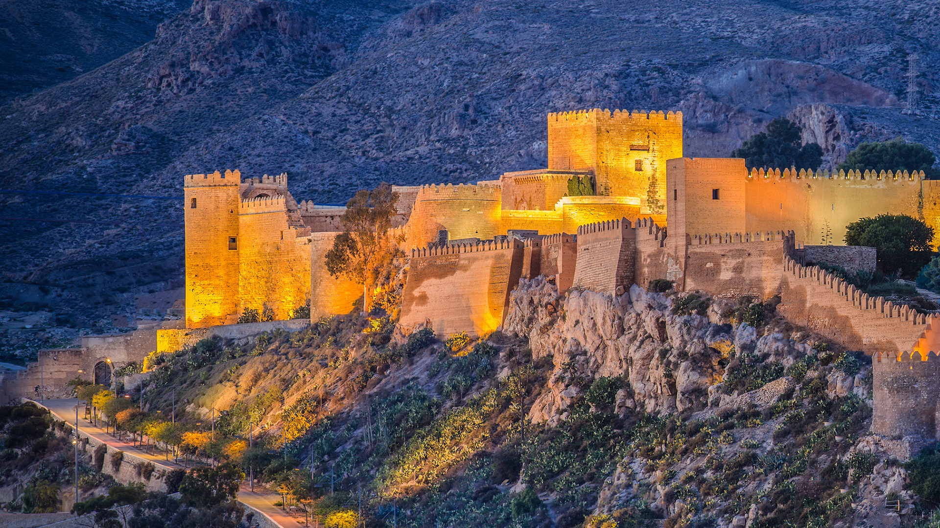 Alcazaba de Almería es un complejo fortificado en Almería, al sur de España que en la serie se transformó en Sunspear, capital de Dorne