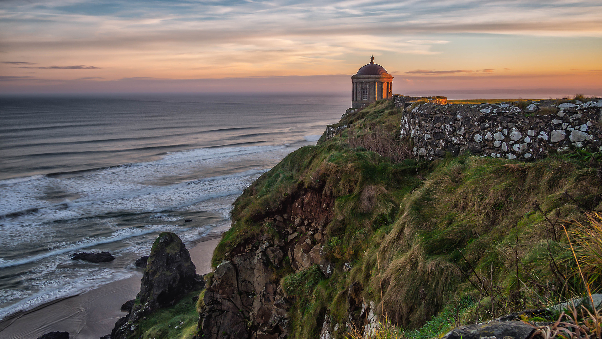 El Templo de Mussenden en Irlanda del Norte se ha convertido en una atracción turística tras ser visto en temporadas anteriores de Game of Thrones como hogar del “único rey verdadero”, Stannis Baratheon