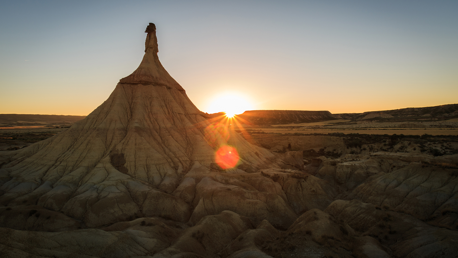 Colorida puesta de sol en Castildetierra, Bardenas, España, un paisaje que aparecerá la séptima temporada de la serie