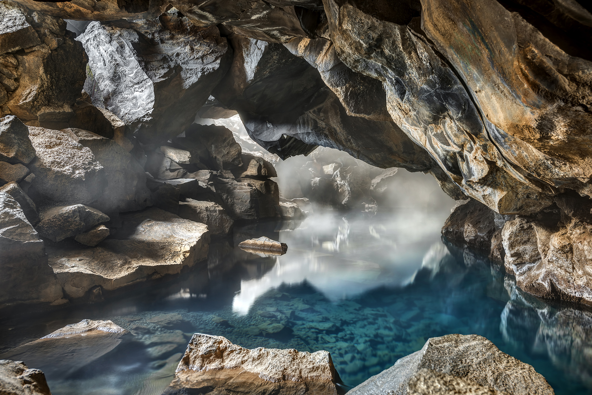 El agua en la cueva de Grjótagjá en el norte de Islandia proviene de una fuente de agua caliente natural, lo cual explica que la sangre de Jon y Ygritte bombee durante ese pequeño chapuzón en la temporada 3