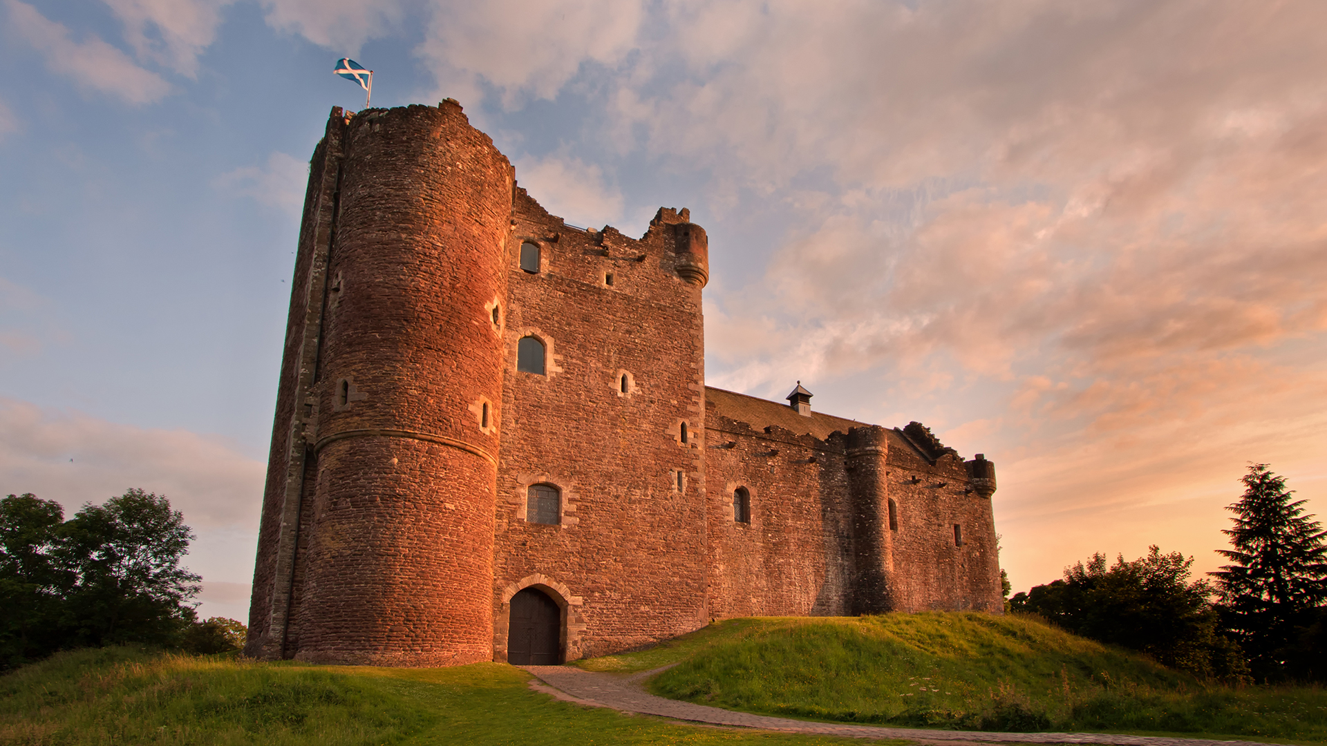 Para recordar este Castillo Doune hay que volver a la primera versión de Winterfell, cuando todos los Starks estaban vivos y existía la promesa de la paz. El edificio está situado en Stirlingshire, Escocia