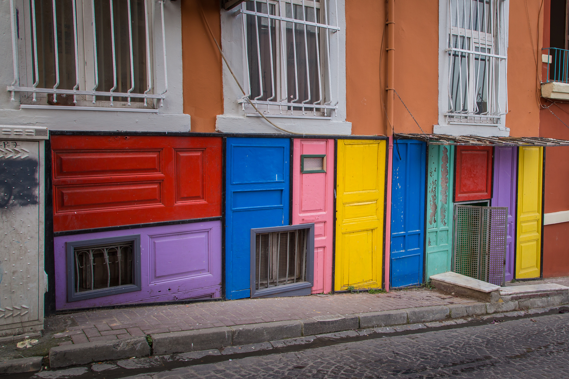 Un tradicional barrio de Estambul ubicado al sur de Cuerno de Oro donde habitaban los judíos expulsados de España. Llama la atención por tener las puertas pintadas de colores vibrantes (iStock)