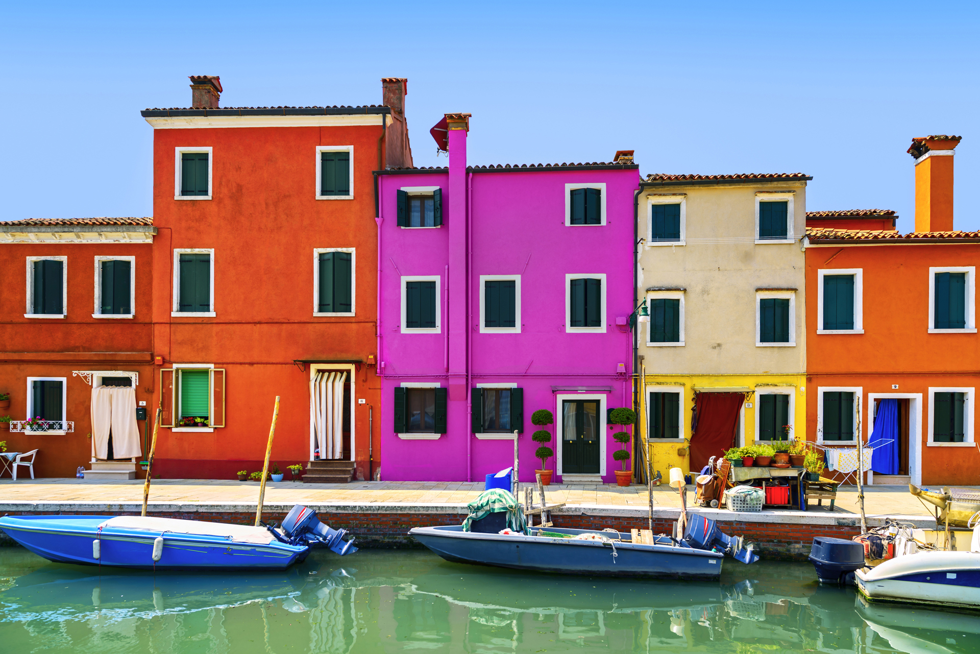 La isla a 7 km de Venecia se destaca por sus fachadas de colores y es famosa por la producción y excelencia de encaje en hilo. De la ciudad de las góndolas se puede acceder a esta pequeña en vaporetto en 20 minutos (iStock)