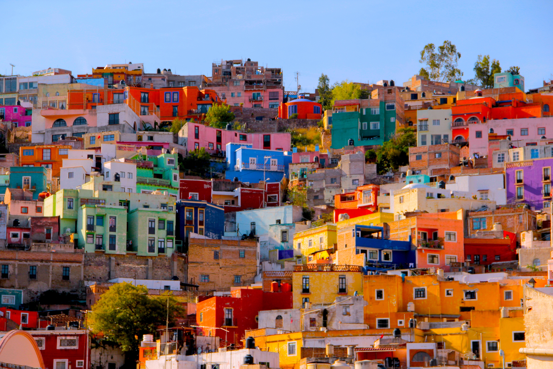 Las calles y callejones coloridos se extienden en todas las direcciones para los peatones, donde el tráfico se desvía por túneles subterráneos (iStock)