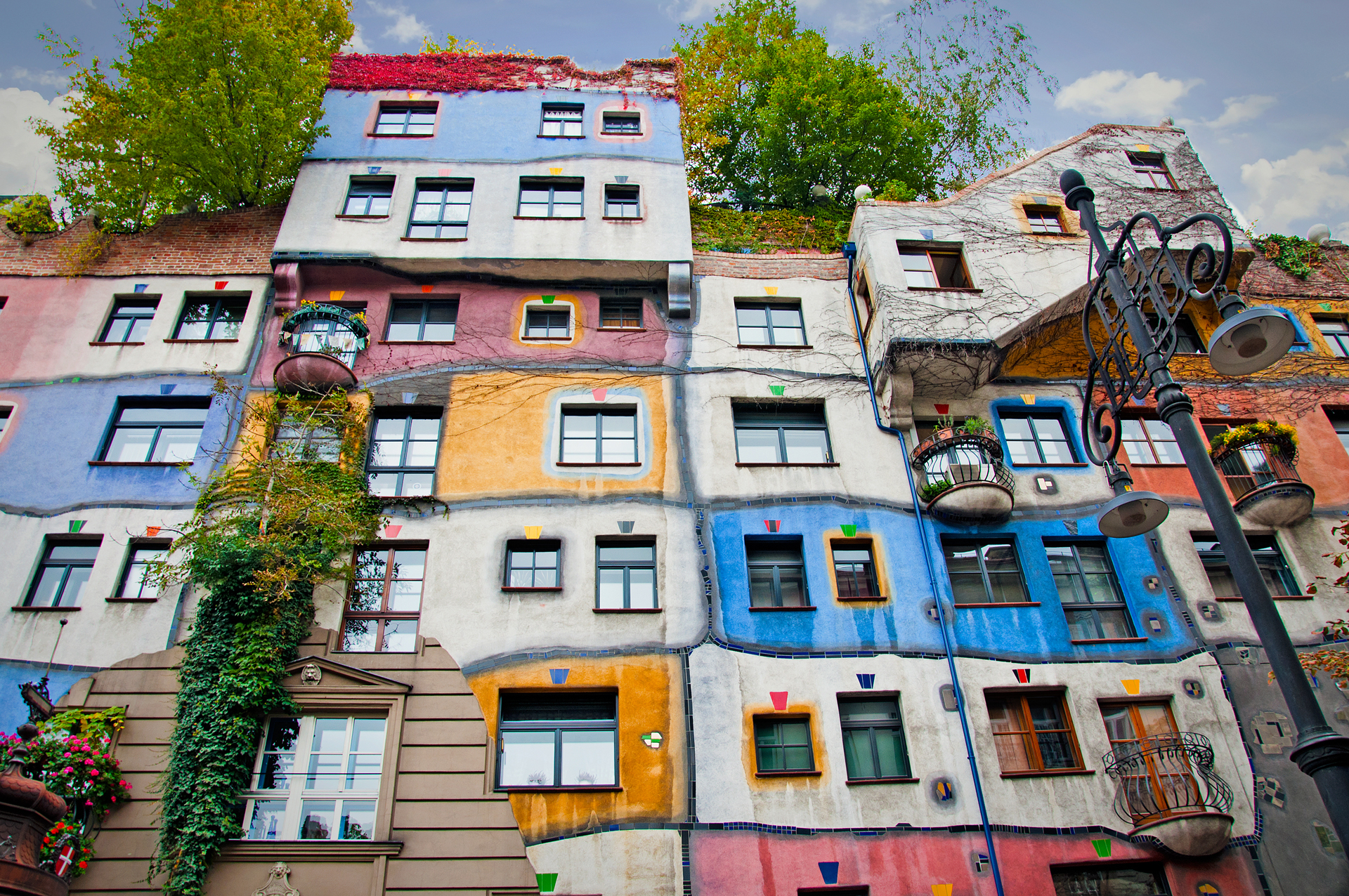 Es el complejo residencial del artista Friedensreich Hundertwasser. Un barrio lleno de color con los suelos ondulados donde en el interior de las casas crecen árboles y las ramas asoman por las ventanas. Los turistas se llevan paisajes coloridos y una arquitectura diferente (iStock)