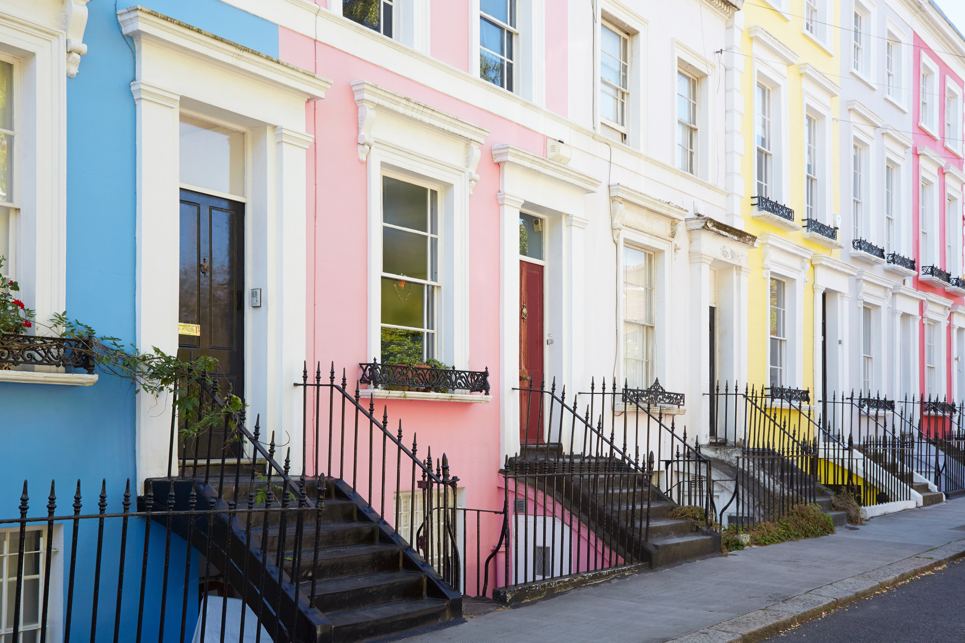 El barrio popularizado por la comedia romántica con Julia Roberts y Hugh Grant en 1999, se convirtió en la sede del carnaval más famoso de Londres junto al mítico mercado de Portobello. Es un lugar lleno de vanguardia artística y gastronómica (iStock)