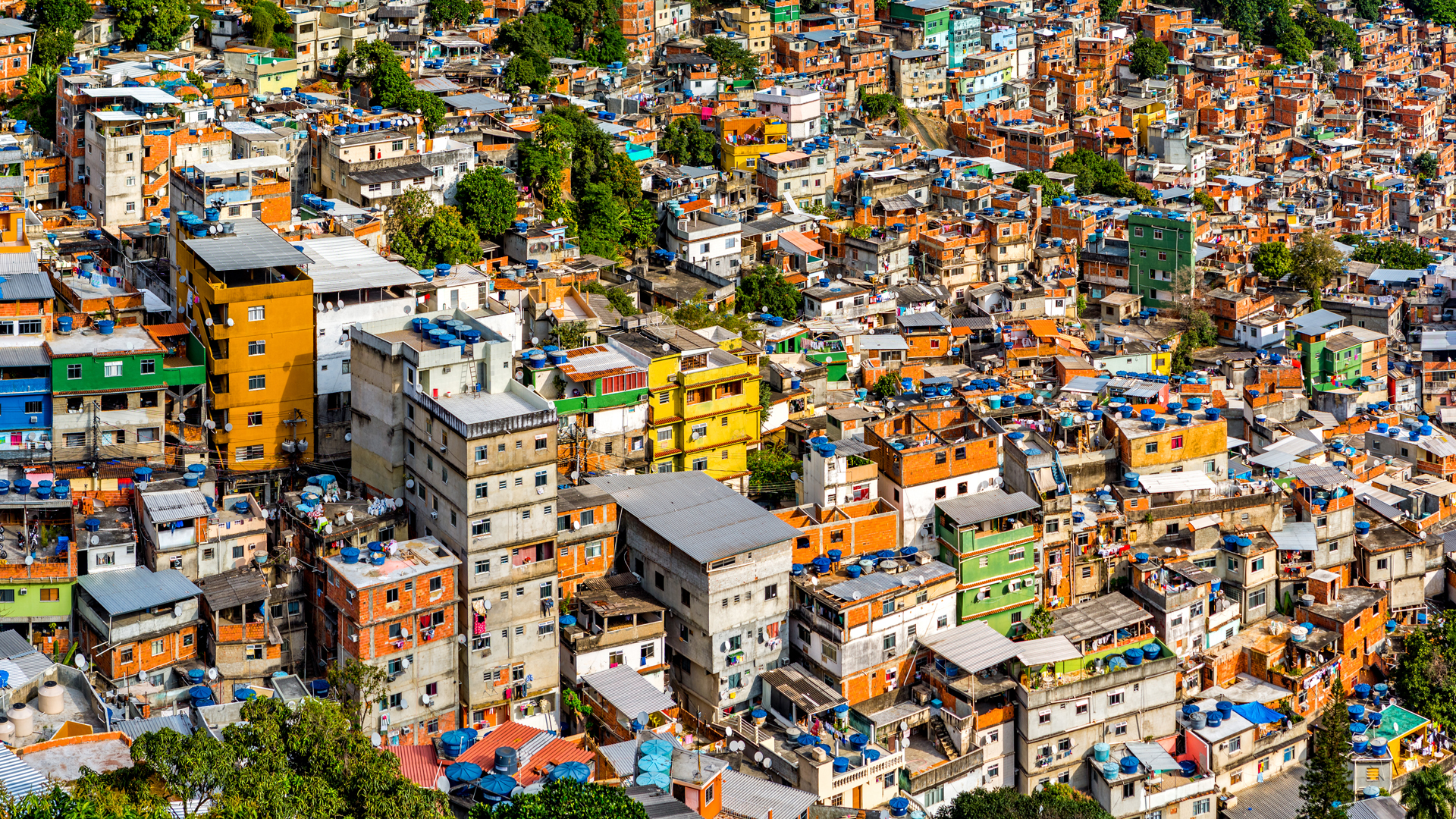 La ciudad de Río de Janeiro y sus infinitas favelas están llenas de colores. Los amarillos, naranjas y verdes predominan en los barrios (iStock)