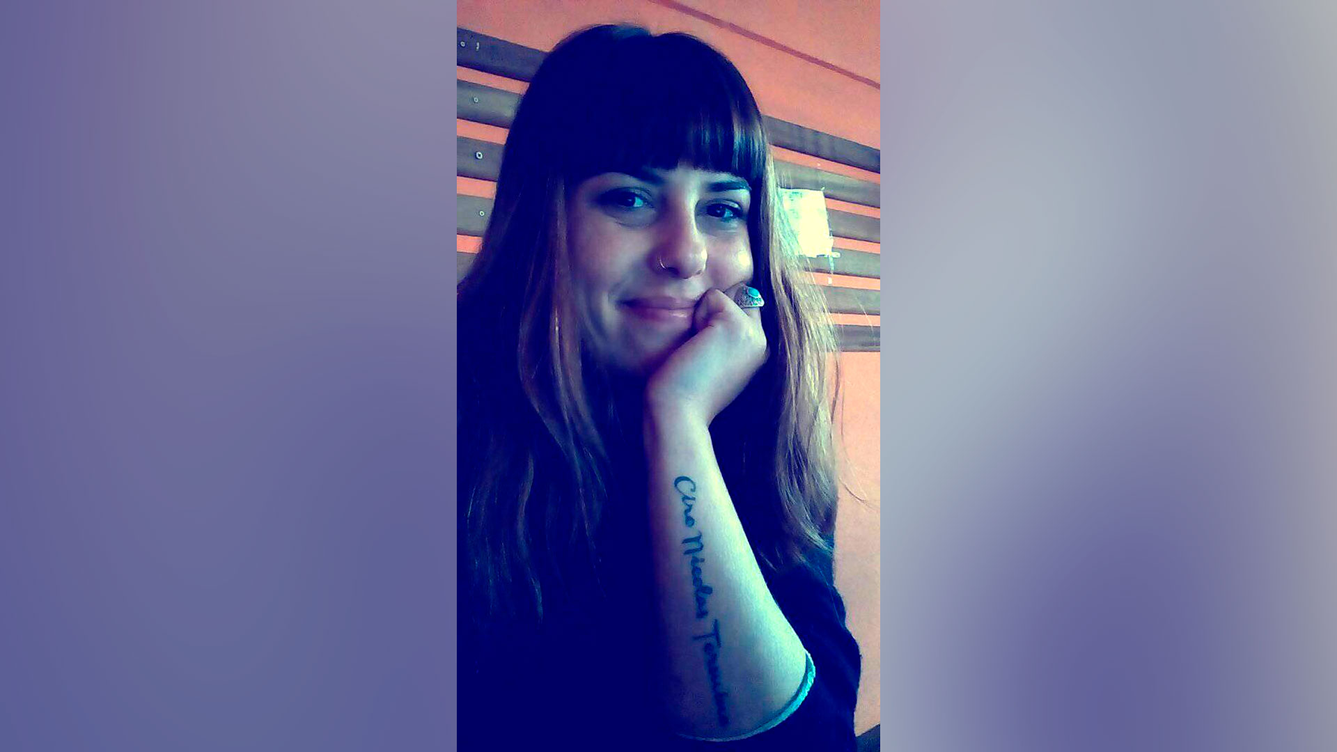 Johanna muestra el tatuaje de su antebrazo con el nombre de su bebé. “Mi hijo no era un NN”