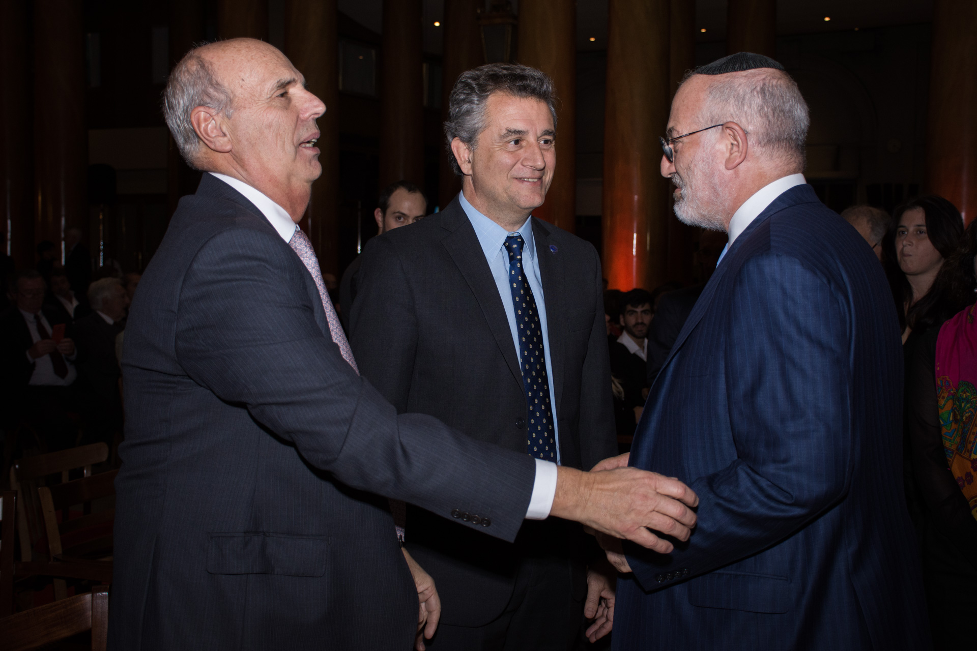 El presidente primero de la Bolsa de Comercio de Buenos Aires, Héctor Orlando; junto al presidente de la Sociedad Rural Argentina, Luis Miguel Etchevehere; y Eduardo Elsztain, presidente del Grupo IRSA