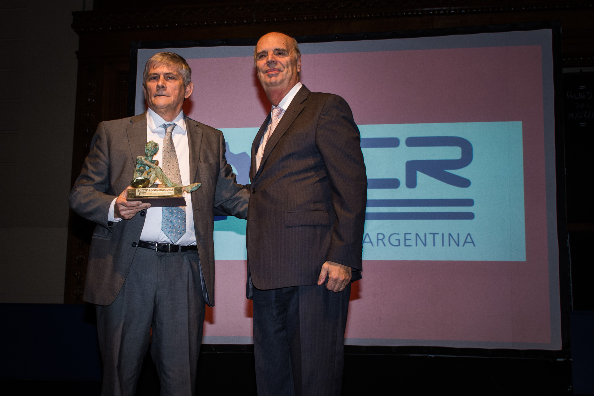 Mejor Empresa de Construcción e Insumos: Petroquímica Comodoro Rivadavia. El premio fue recibido por su vicepresidente, Ernesto Cavallo y fue entregado por Héctor Orlando, vicepresidente primero de la Bolsa de Comercio de Buenos Aires