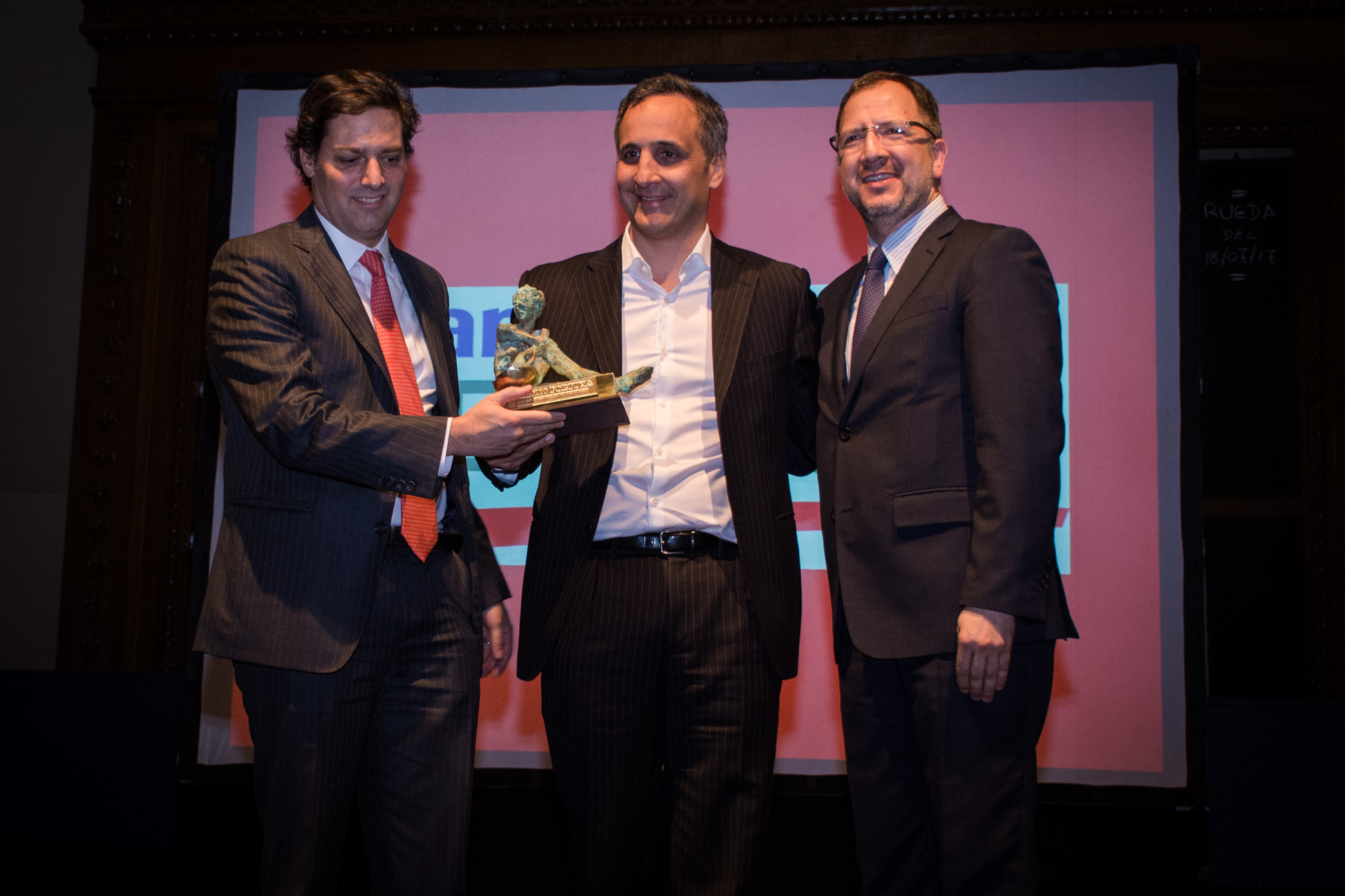 Mejor Empresa Petrolera: Pan American Energy. El premio fue recibido por Marcos Bulgheroni, director ejecutivo (centro) y Juan Martín Bulgheroni, vicepresidente de Operaciones de Control de Gestión y Programación de Pan American Energy. El reconocimiento fue entregado por el Secretario General de la provincia de Buenos Aires, Fabián Perechodnik