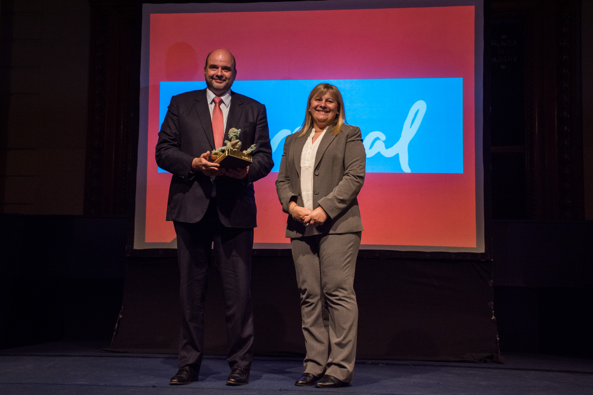 El premio a la Mejor Empresa de Telecomunicaciones fue para Telecom Personal y lo recibió el CEO del Grupo Telecom, Germán Vidal. La presidente de la Asociación de Dirigentes de Empresa, Elizabeth O’Donnell, entregó la distinción