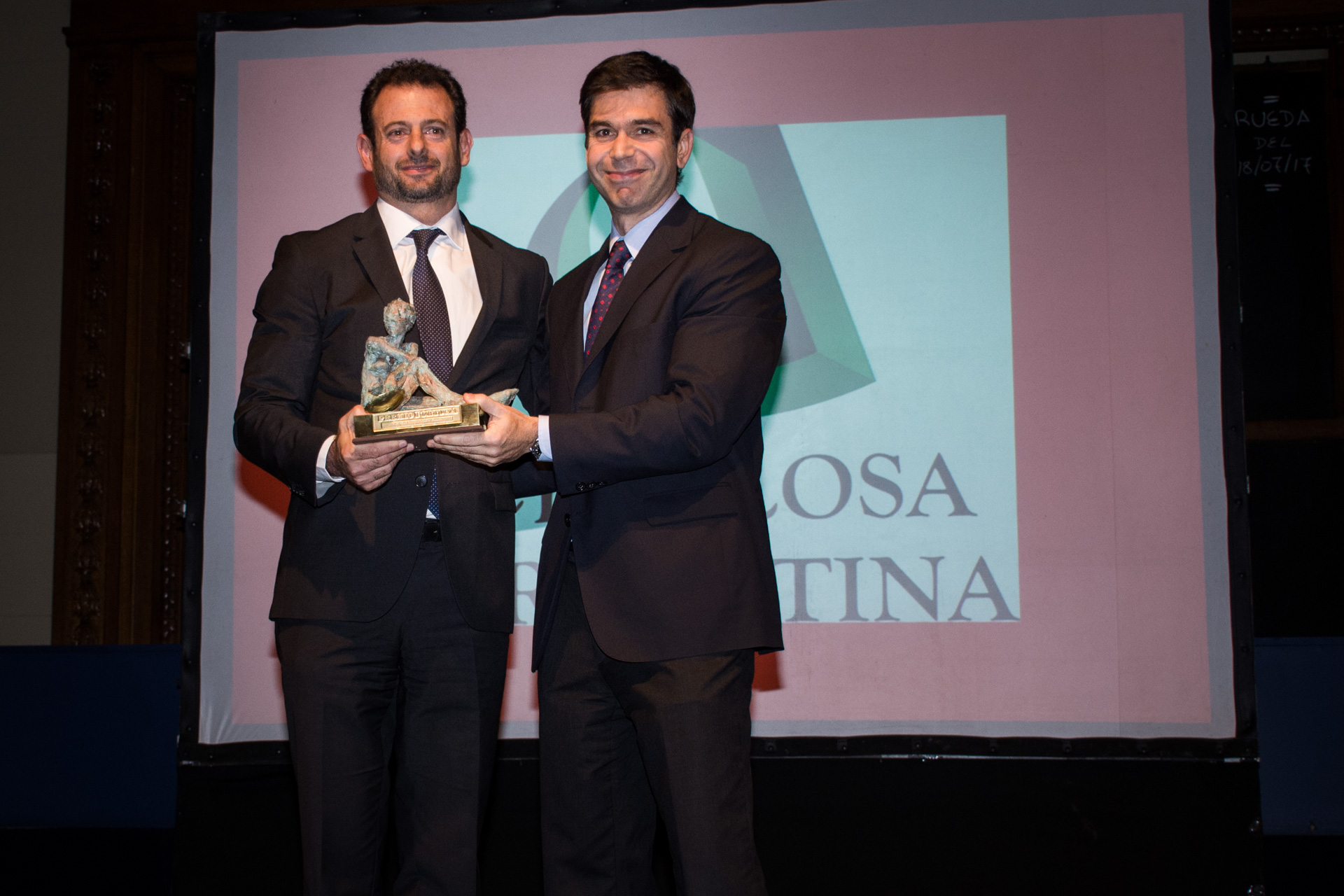 Celulosa se quedó con el premio a la Mejor Empresa Papelera. Lo recibió su director, José Urtubey, de manos del presidente de la Asociación de Entidades Periodísticas Argentinas, Daniel Dessein