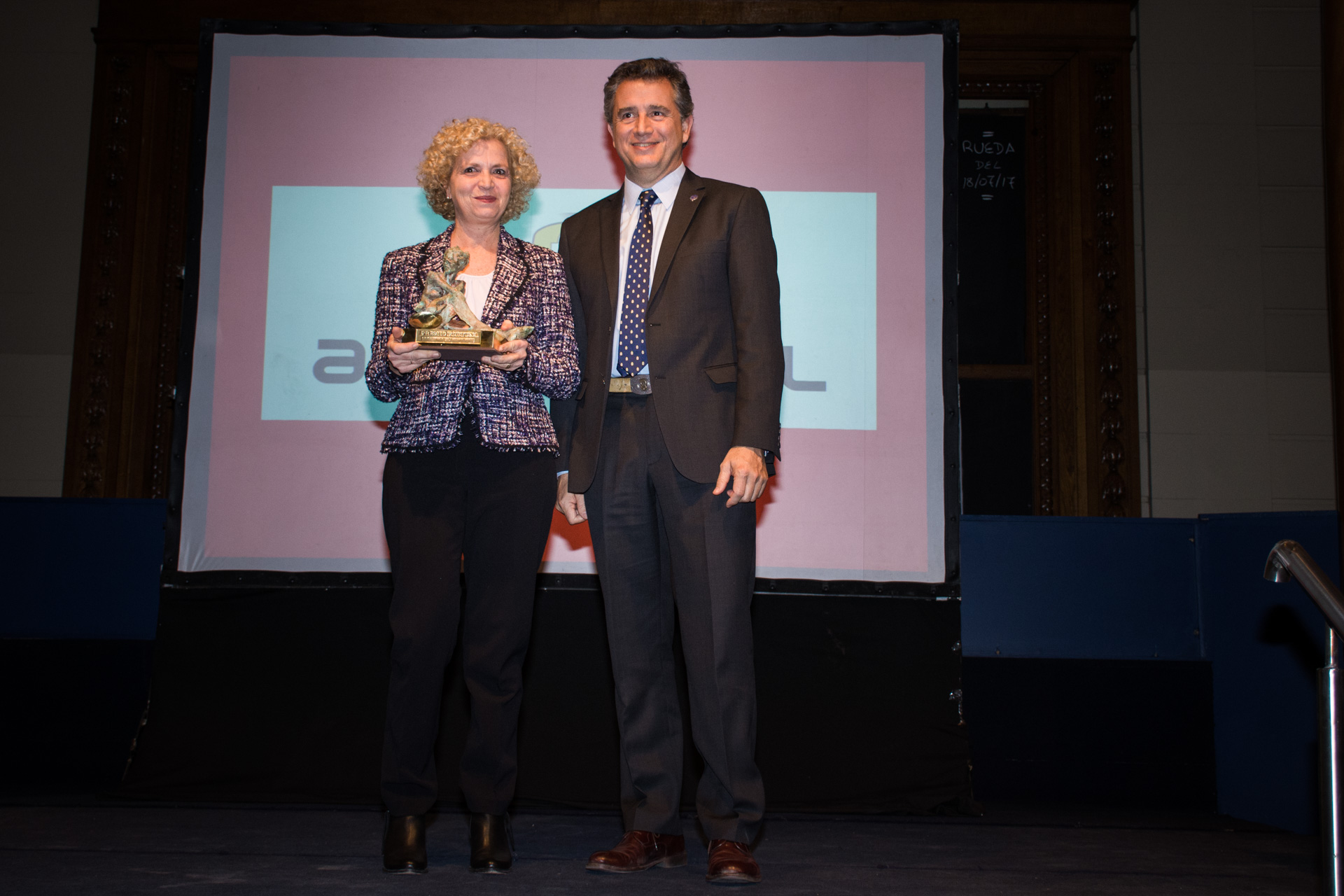 Agrometal fue elegida la Mejor Empresa Agropecuaria y Agroindustrial. El premio fue recibido por su presidente, Rosana Negrini, y entregado por Luis Miguel Etchevehere, presidente de la Sociedad Rural Argentina