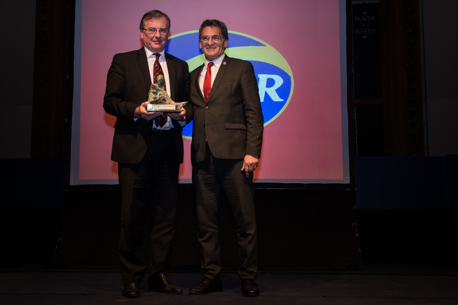 Arcor resultó elegida la Mejor Empresa de Alimentos. Su gerente general de Relaciones Institucionales y Asuntos Públicos del Grupo Arcos, Adrián Kaufmann Brea, recibió la distinción de manos del secretario de Derechos Humanos y Pluralismo Cultural, Claudio Avruj