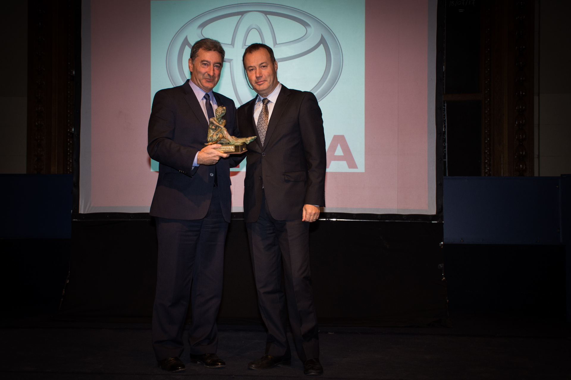 Toyota ganó como Mejor Empresa Automotriz. El premio fue recibido por su presidente, Daniel Herrero, de manos de Maurizio Bezzeccheri, country manager del Grupo Enel
