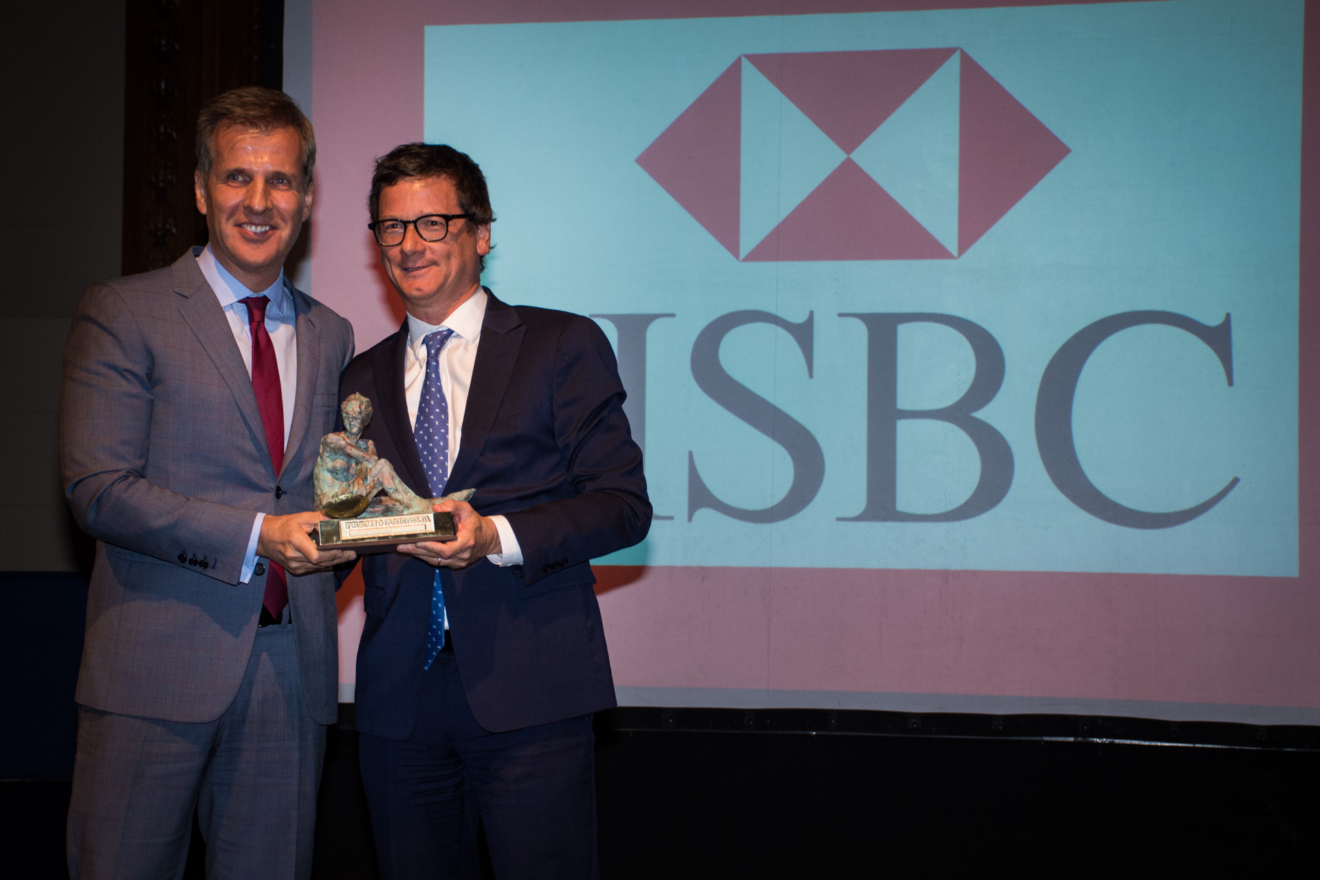HSBC ganó como Mejor Banco: el premio fue recibido por su CEO, Gabriel Martino, de manos del economista Martín Redrado