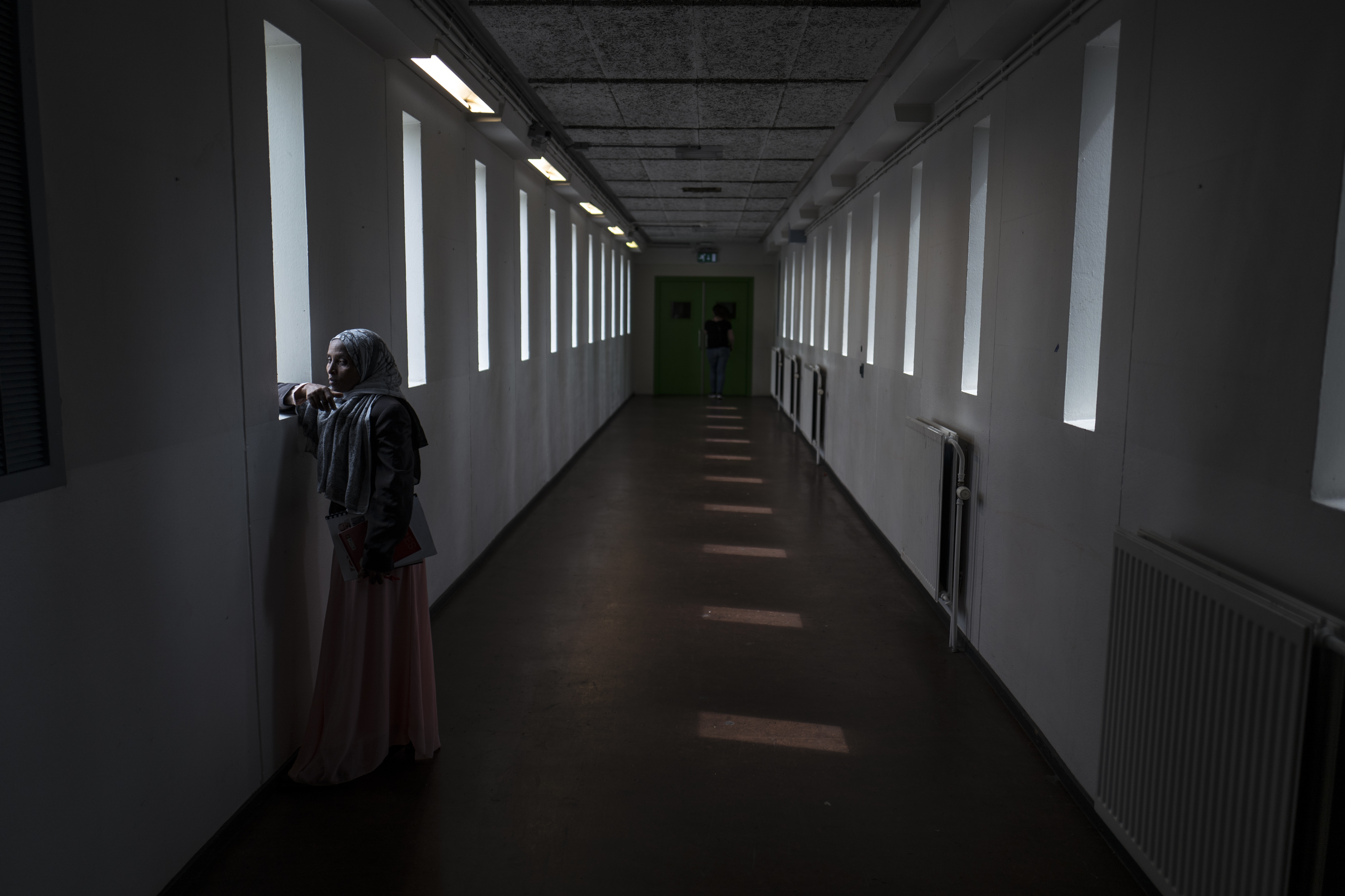 Mako Husa, una inmigrante de Etiopía mira fuera de una ventana (AP Photo/Muhammed Muheisen)