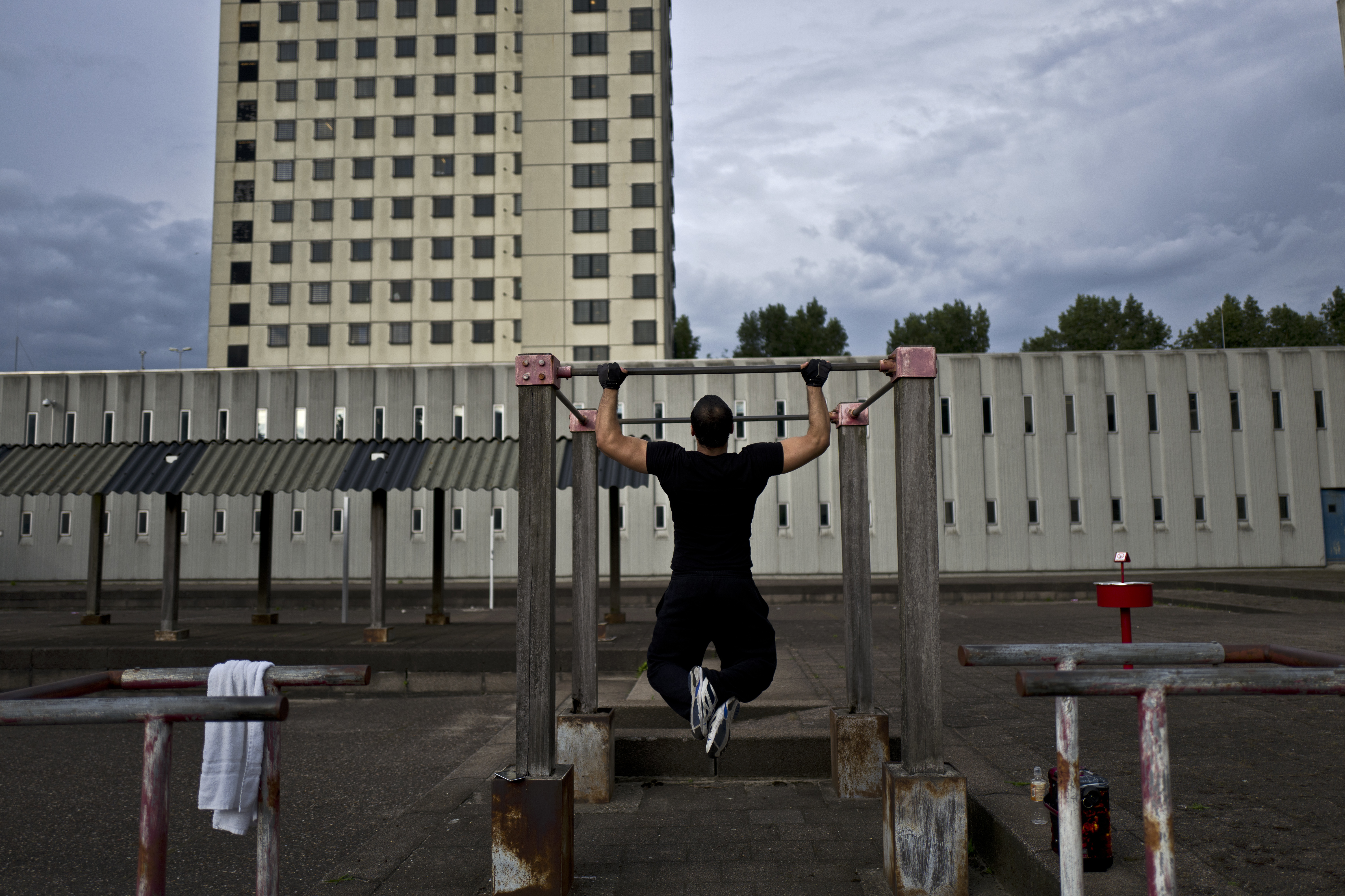 El refugiado afgano Zafar Sahil, 22, hace ejercicio en el patio de la cárcel (AP Photo/Muhammed Muheisen)
