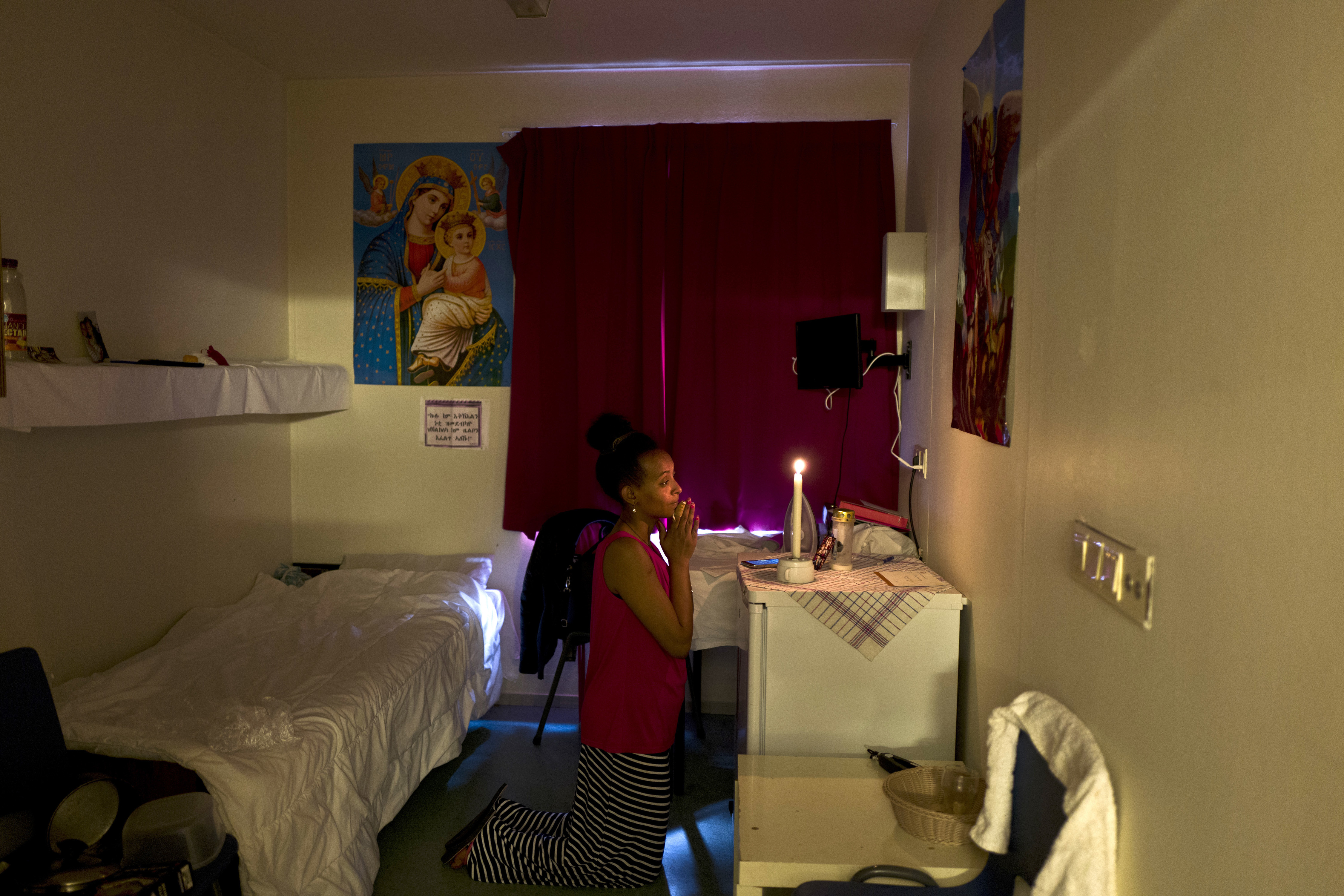 Meza Negadtu, una inmigrante de 29 años de Eritrea, reza en su habitación (AP Photo/Muhammed Muheisen)