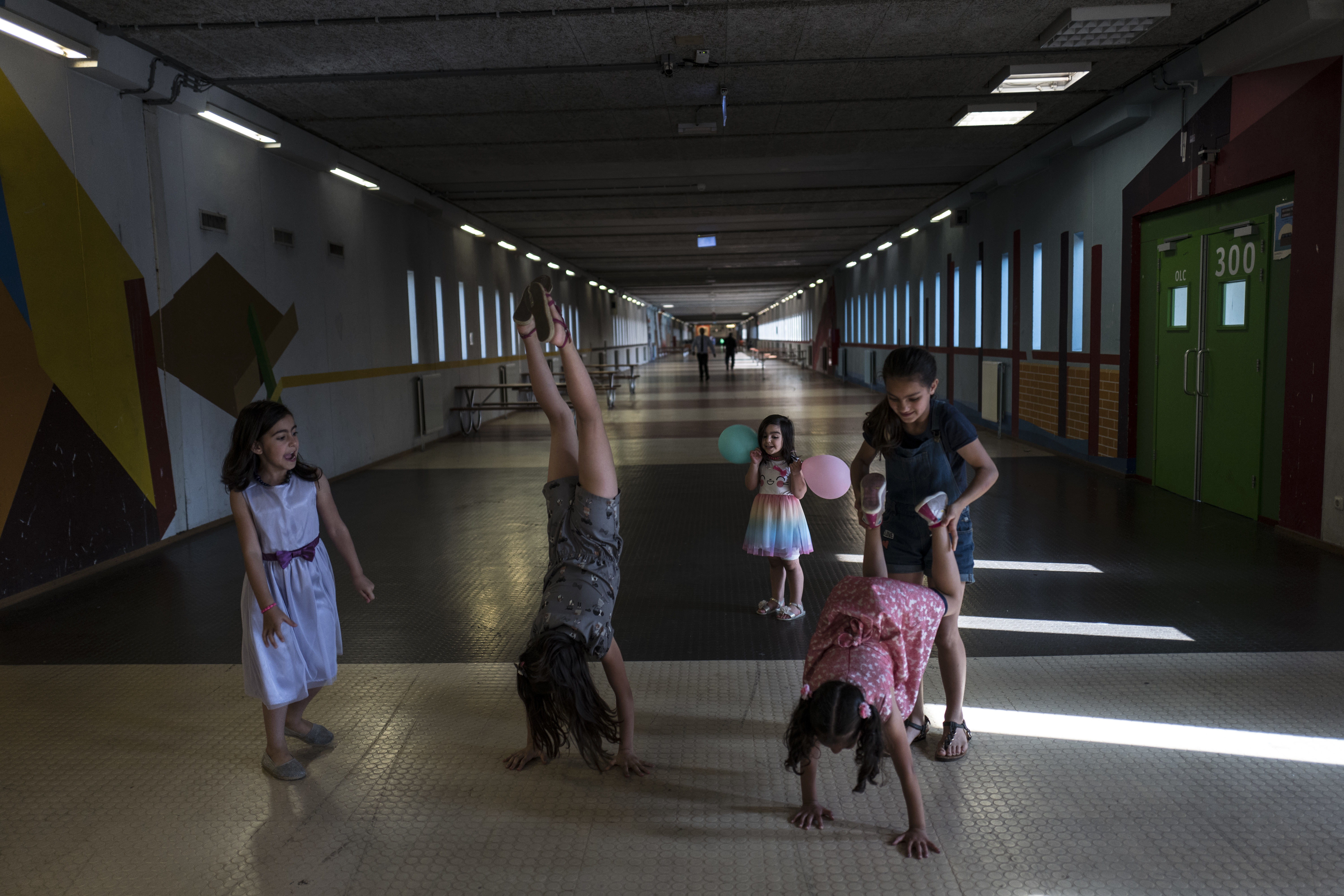 Las niñas sirias Shahd Alamar, 8, Lana Alkhawaja, 9, Maya Alamar, 4, Amal Sakkal, 8, y Hala Alhalaby, 8, juegan en un pasillo de la cárcel (AP Photo/Muhammed Muheisen)
