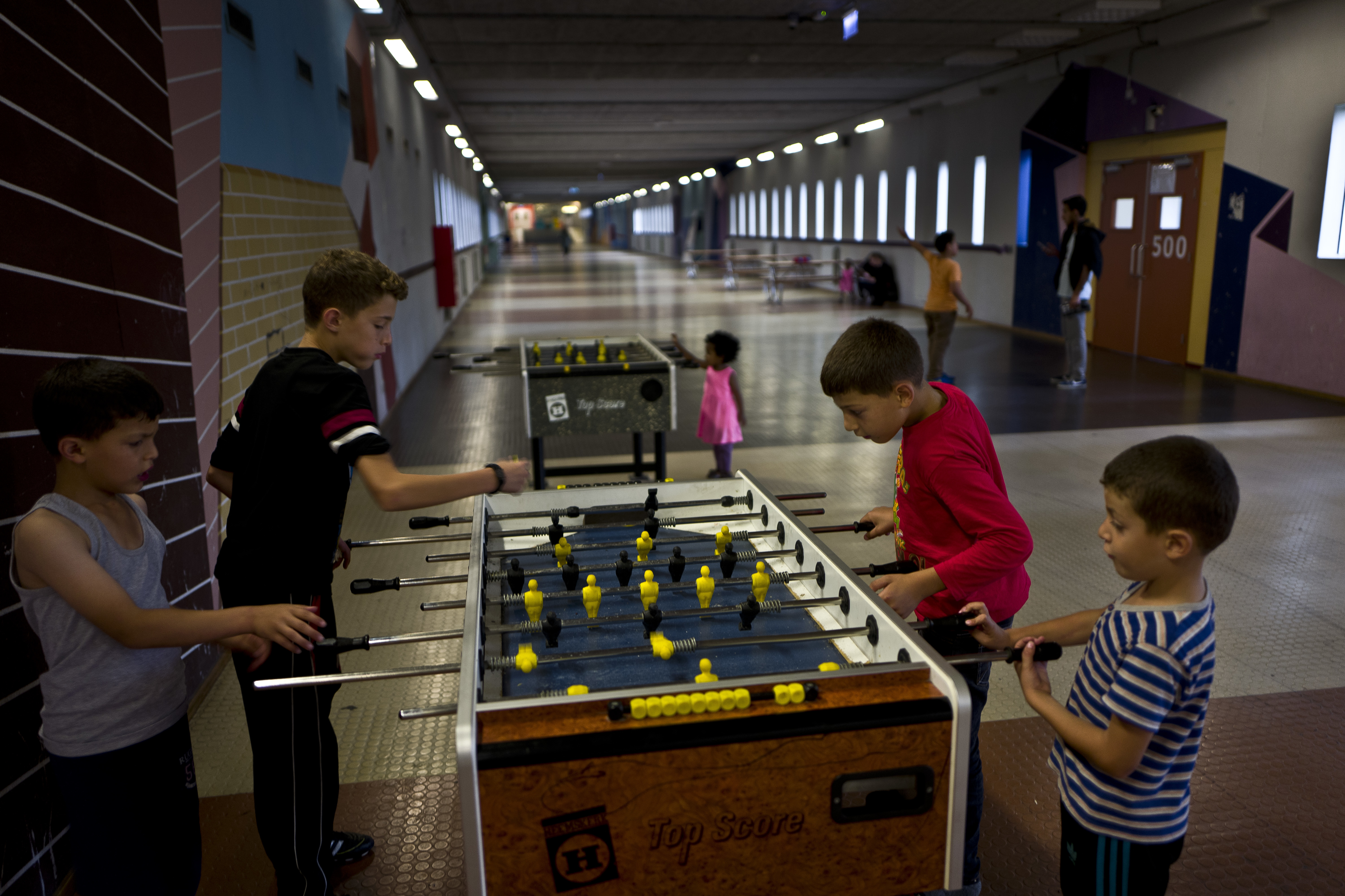 Los hermanos sirios Izzeldein Moustafa, 6, Abdulrahman, 10, Ahmad, 12 y Amir, 8, juegan al mete gol en Bijlmerbajes en Amsterdam (AP Photo/Muhammed Muheisen)