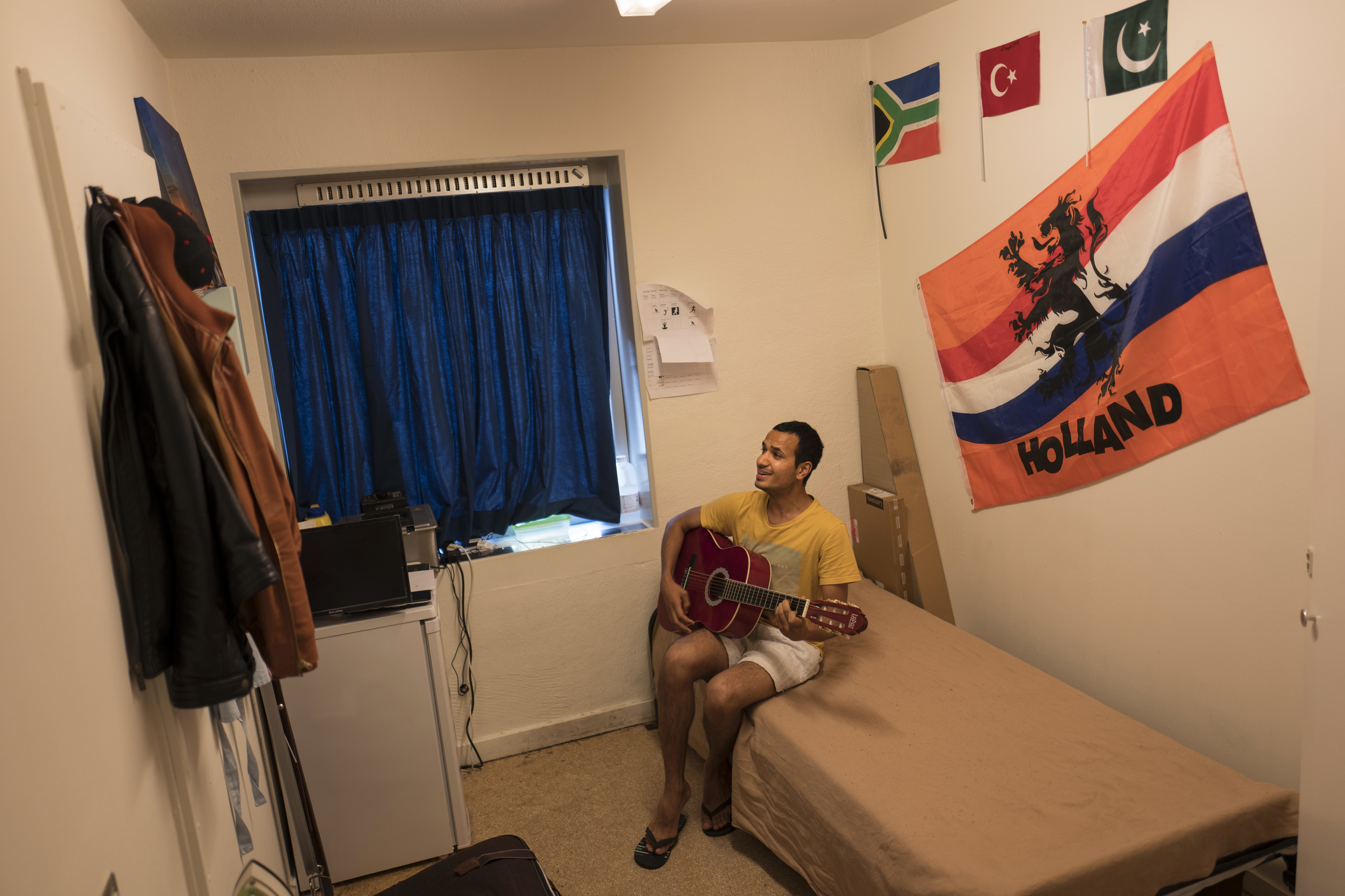 Rawaiz Bhatti, 26, de Peshawar, Pakistán, toca la guitarra en su habitación (AP Photo/Muhammed Muheisen)