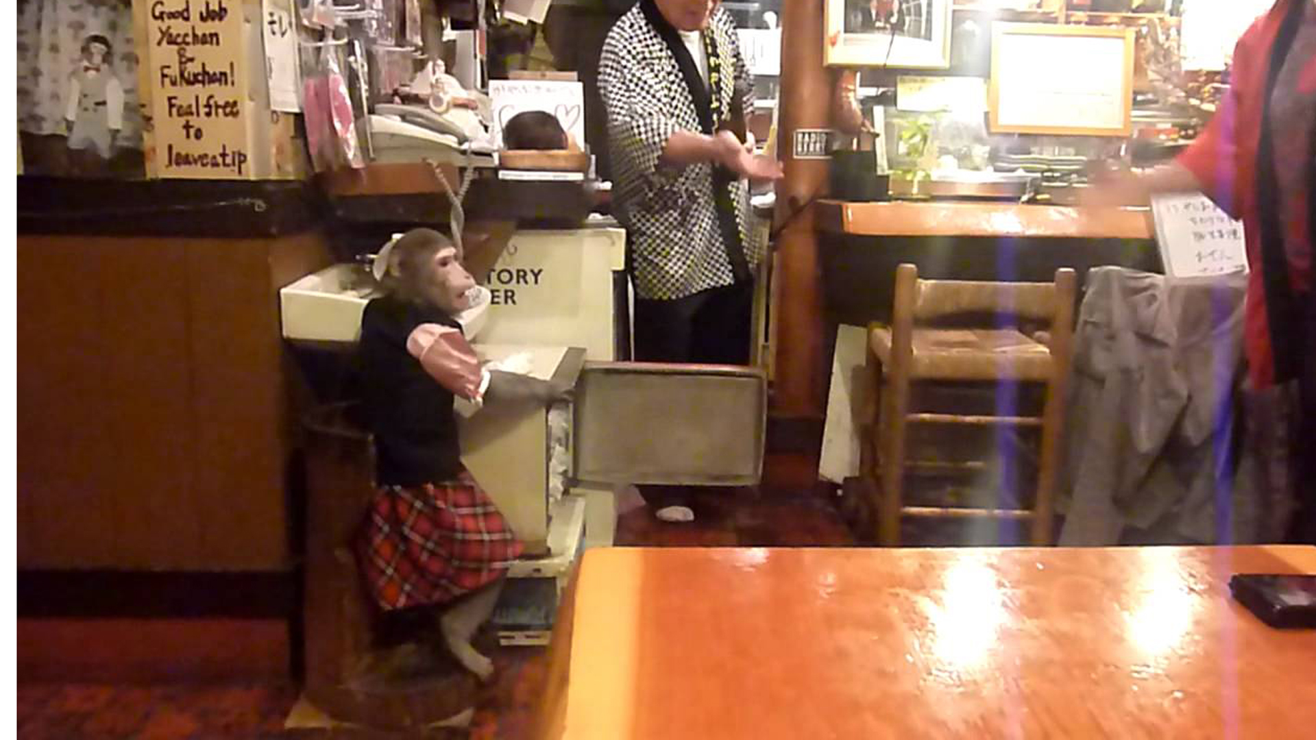 Su amo, Kaoru Otsuka, de 63 años de edad, vio su condición laboral desde un inicio como también su simpatía para con los clientes