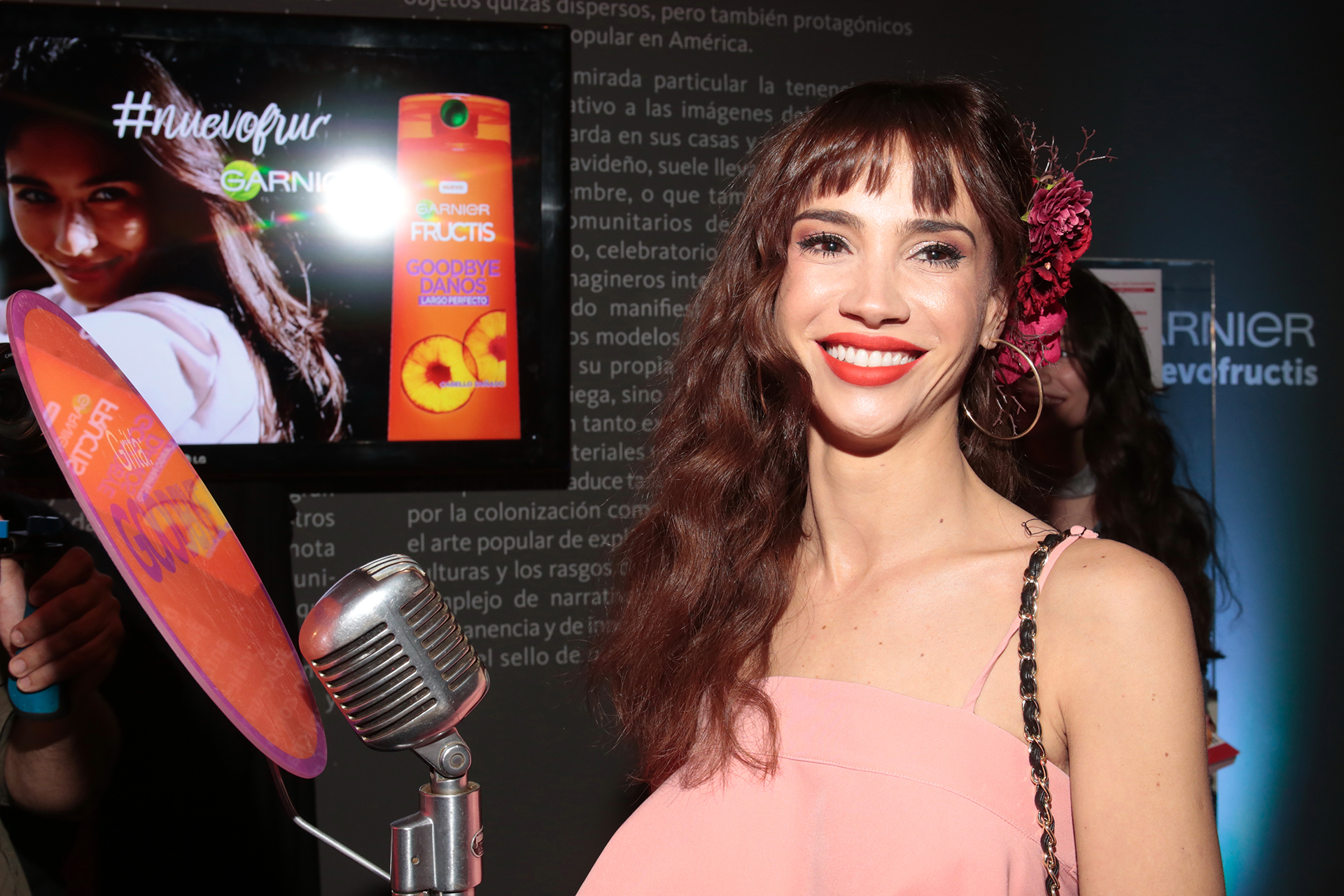 Al igual que todos los invitados, Celeste Cid recorrió todas las instalaciones y se interiorizó sobre los productos de FRUCTIS, la gran novedad de Garnier