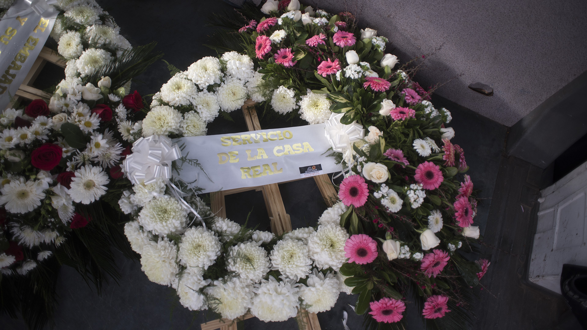 La Casa real de Holanda envió unas imponentes coronas de flores blancas y rosas para acompañar los restos de Jorge Zorreguieta.