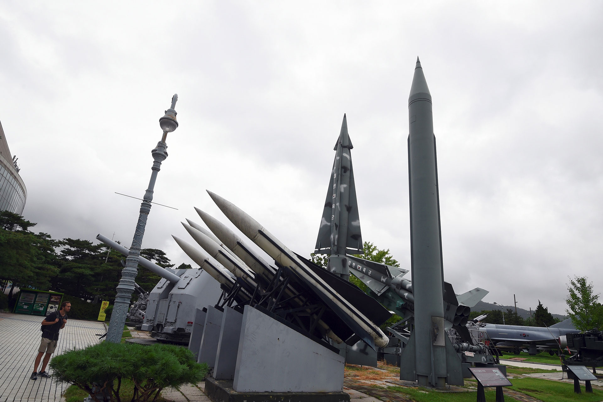 Réplicas de armas utilizadas en el pasado por Corea del Norte (AFP)