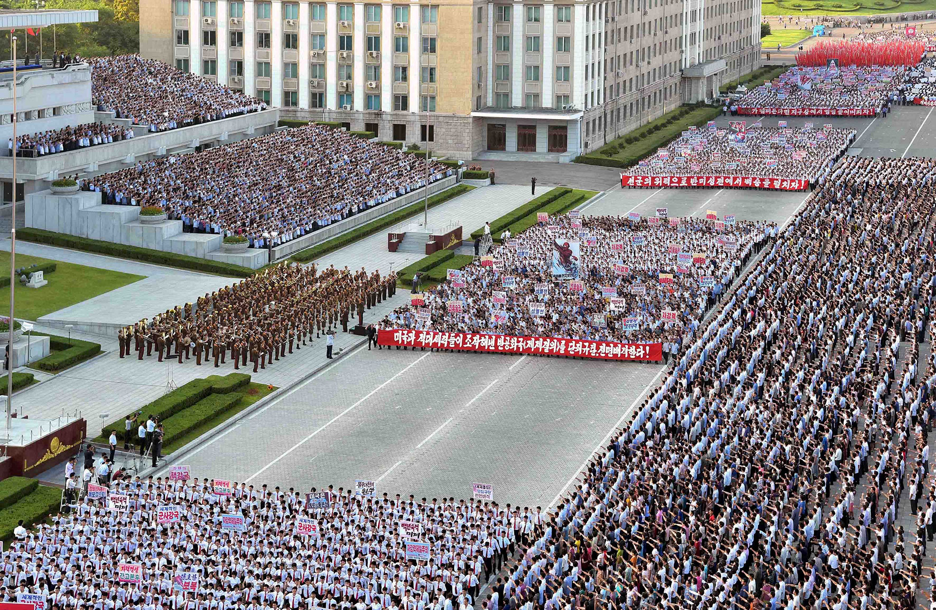 El desfile sobre la plaza Kim Il-sung (Reuters)