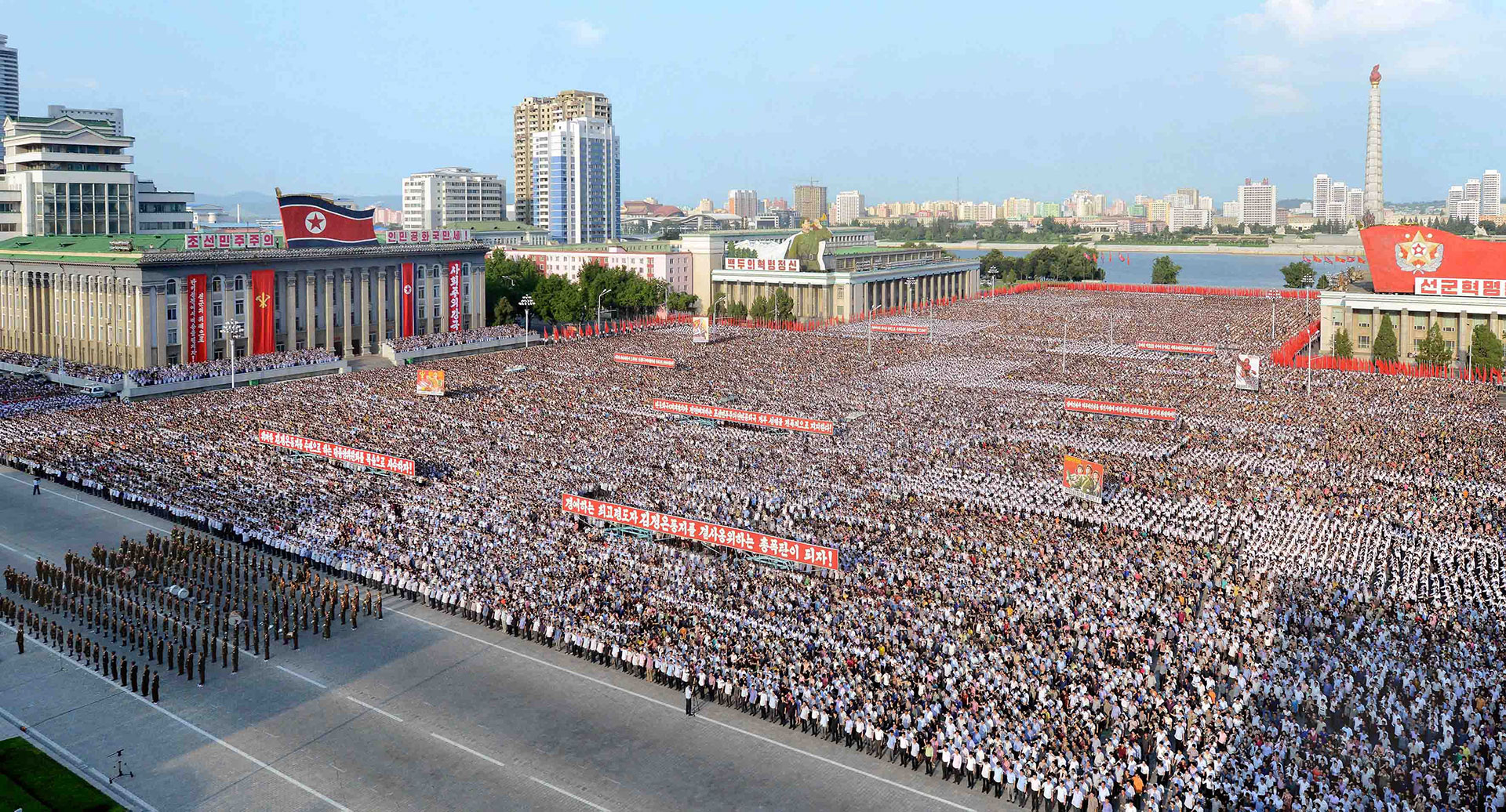 Decenas de miles asistieron al desfile realizado en medios de tensiones extremas con Estados Unidos (Reuters)