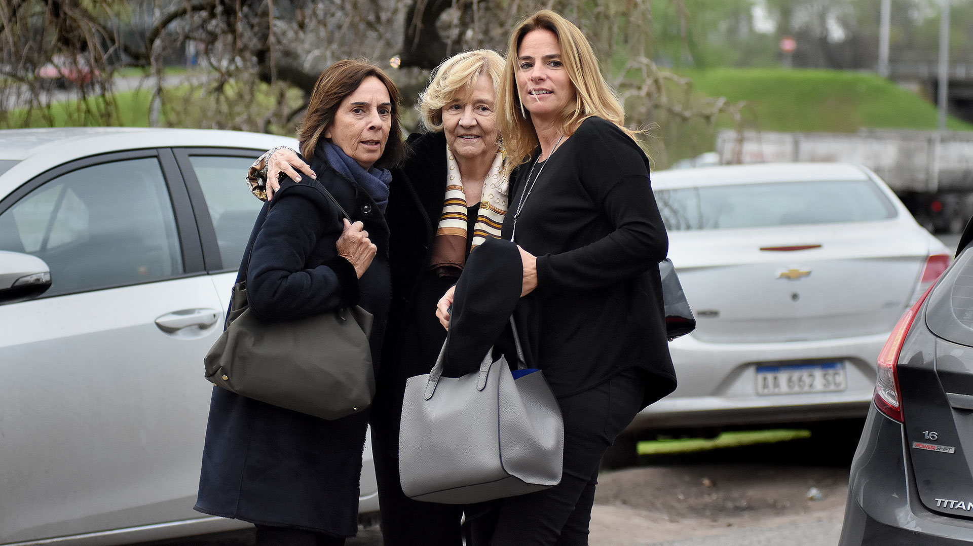 Laura del Carril (centro) y María Laura Velarde (der.)