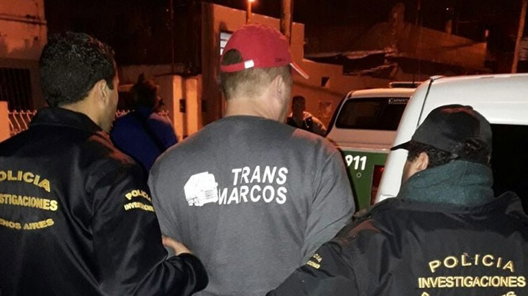 Viajó 500 kilómetros con un cadáver en su 4×4, lo tiró en una laguna y fue detenido un mes después. Se trata de Ángel Oscar “Colorado” Marcos (38), un empresario de La Matanza que -de acuerdo con los investigadores- viajó desde el GBA hasta el interior bonaerense con el cadáver del hombre en la caja de su camioneta, oculto entre ladrillos y cemento