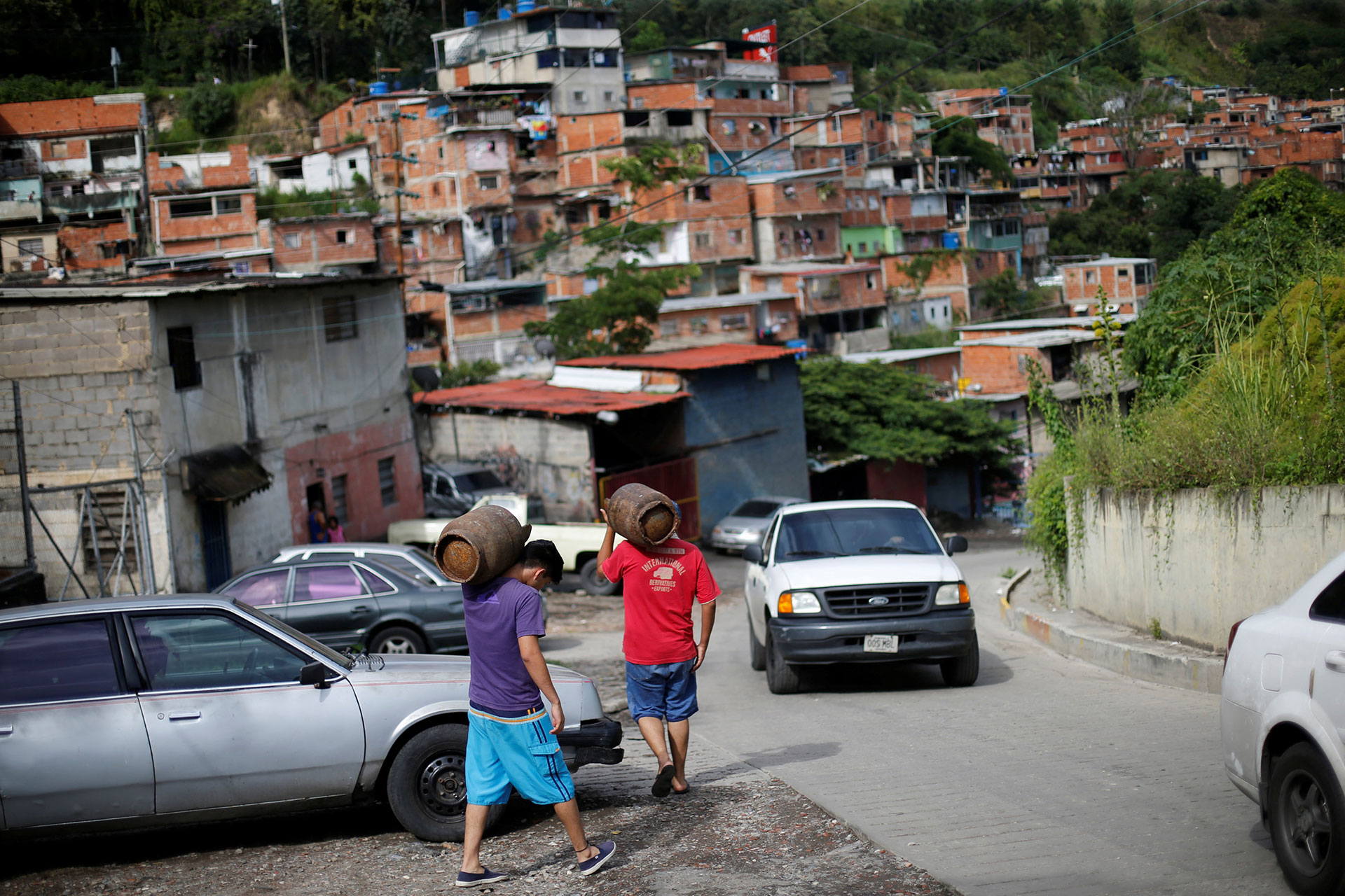 PDVSA ha dicho que aquellos ataques y los bloqueos ocasionales de vías, producidos desde que iniciaron las protestas en abril, dificultan la distribución de las garrafas de gas, por lo que optó por repartirlas de noche y madrugada (Reuters)