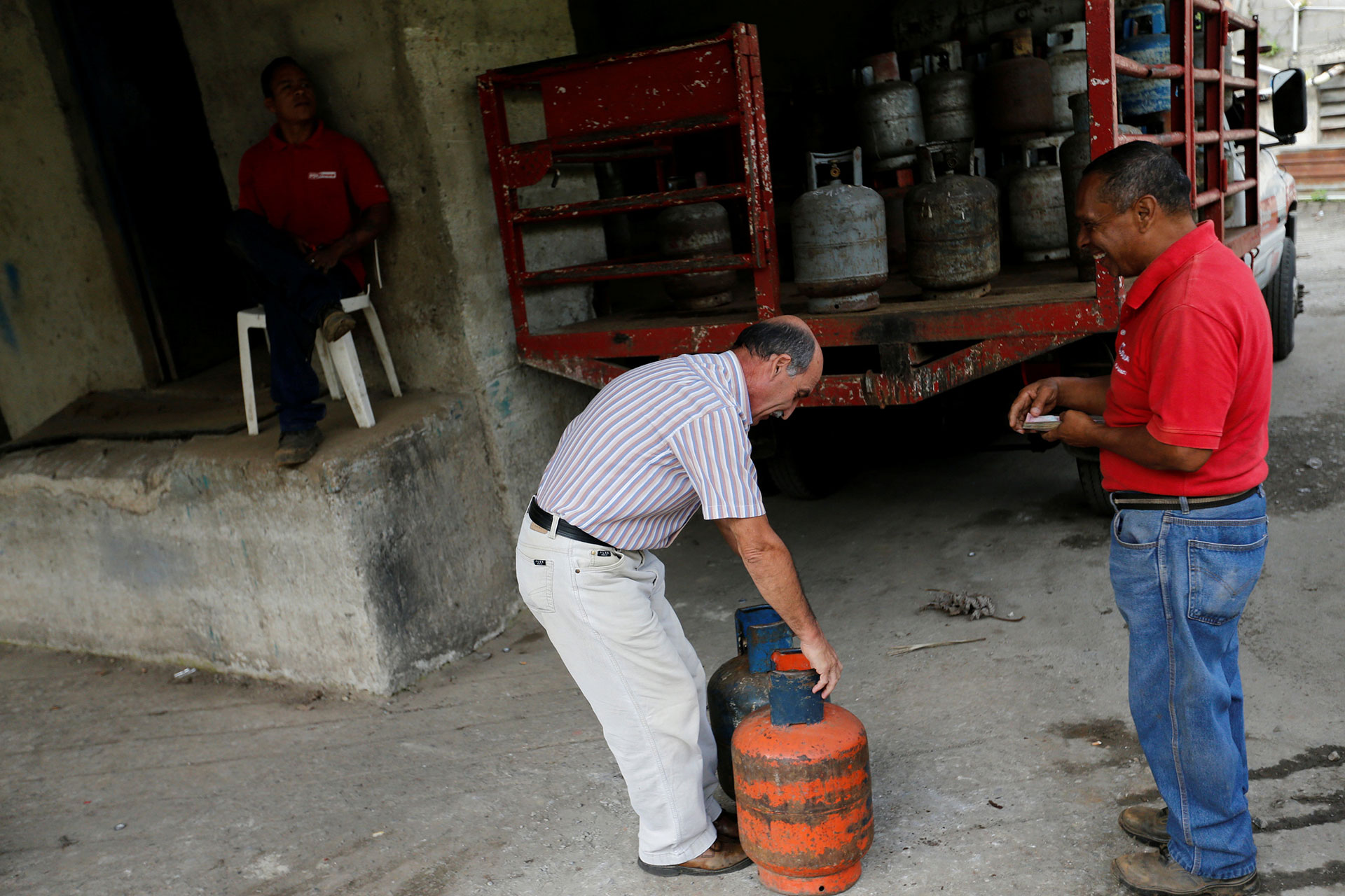 Aunque el país sudamericano posee las mayores reservas de petróleo del planeta, la producción de GLP (Gas Licuado de Petróleo) es insuficiente para cubrir la demanda interna y sus exportaciones (Reuters)