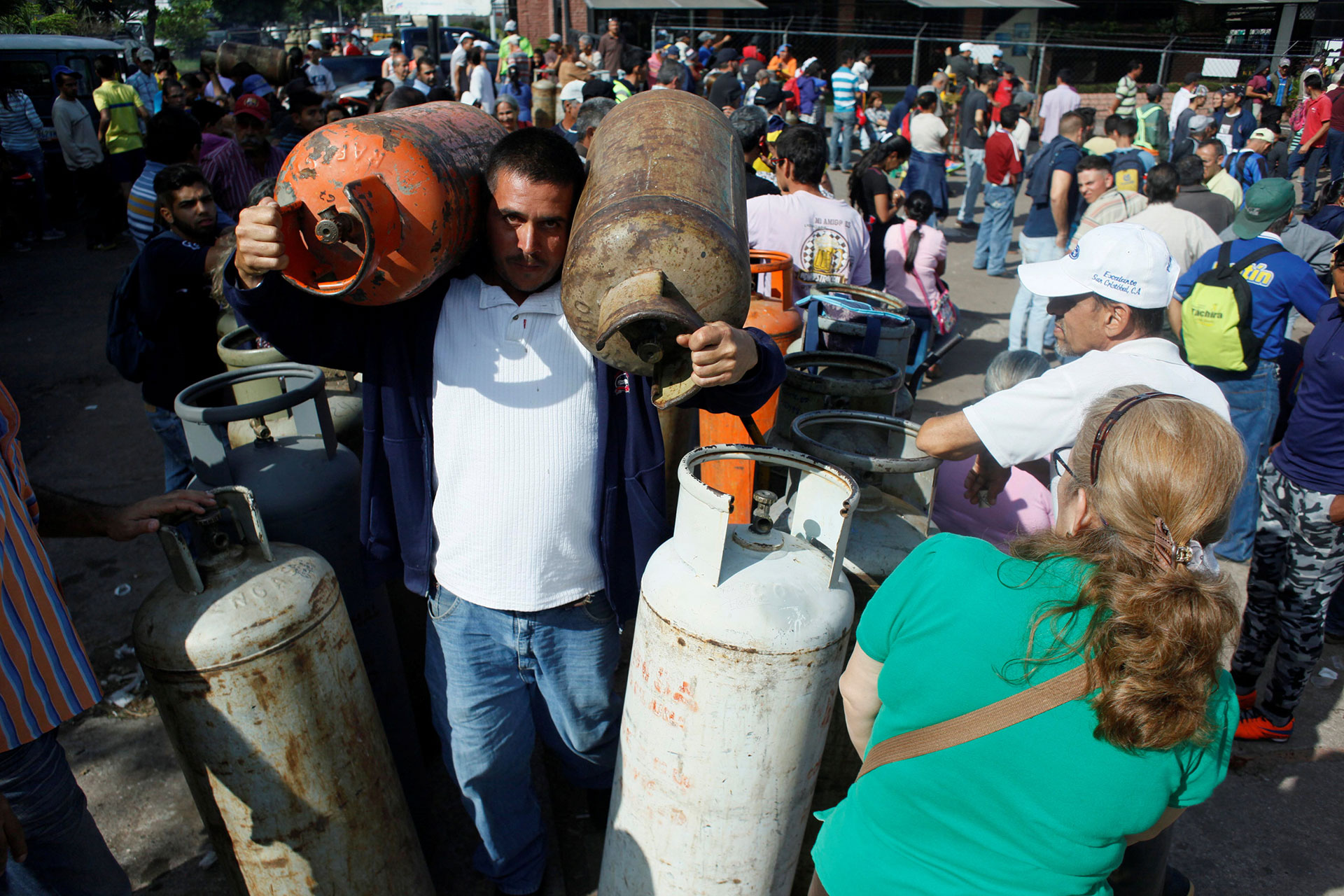 La estatal PDVSA asegura que los problemas se deben a las dificultades para distribuir los balones debido a que su flota ha sido atacada en distintas oportunidades (Reuters)