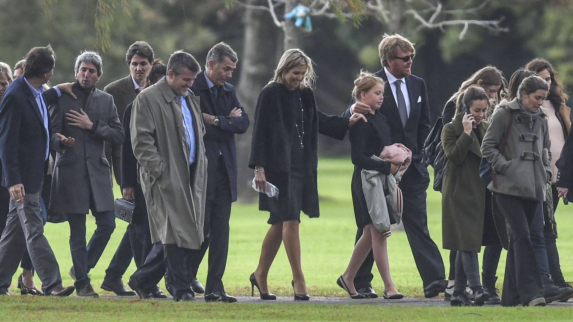 Los reyes de Holanda, Guillermo de Orange y Máxima Zorreguieta, junto a la princesa Alejandra, despiden a Jorge Zorreguieta (Télam)