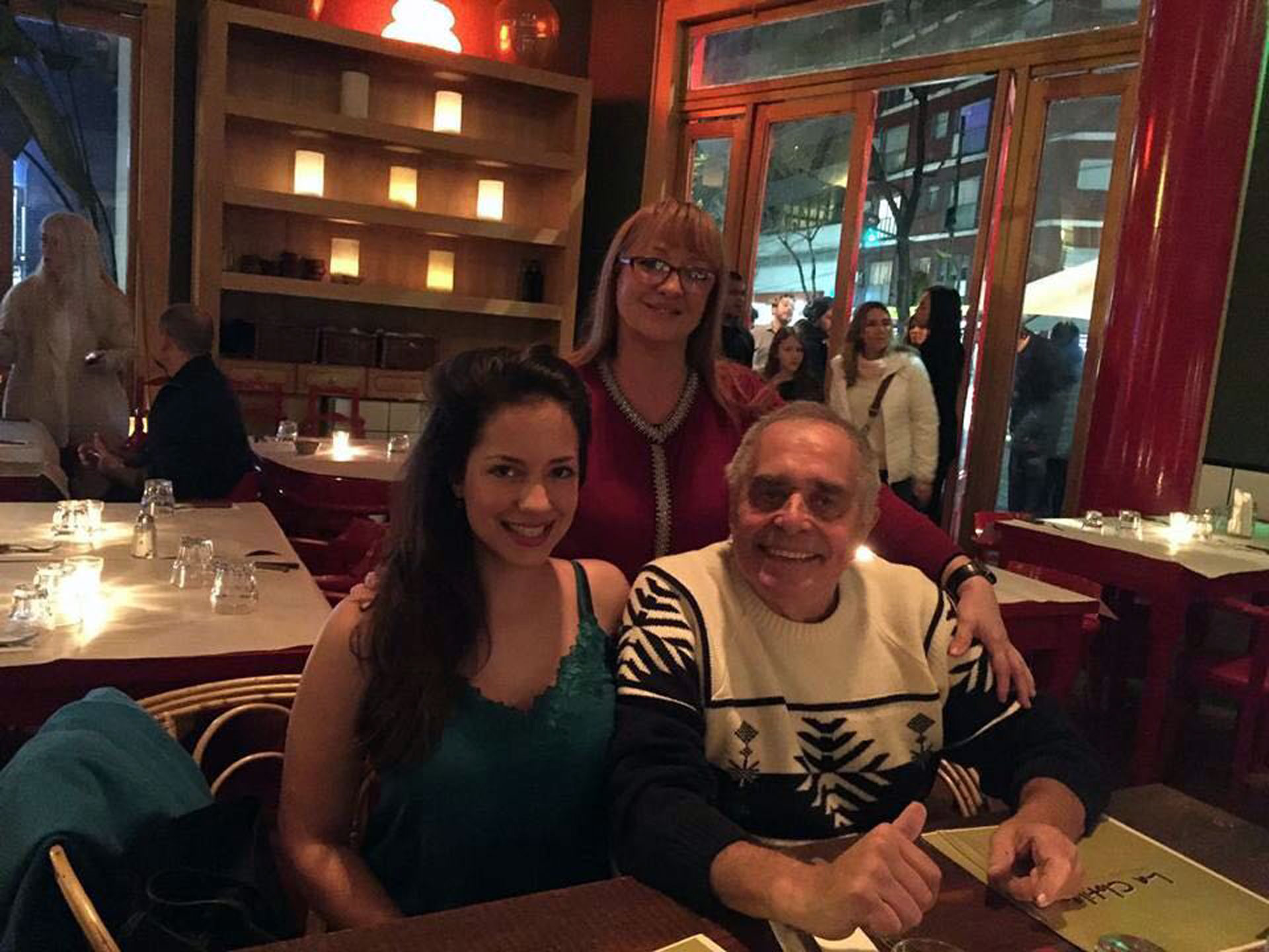 Camila Velasco celebró su cumpleaños con sus padres en un restaurante. Ahora trabaja como ingeniera, pero hace unos años trabajaba en los medios y llegó a ser tapa de Playboy