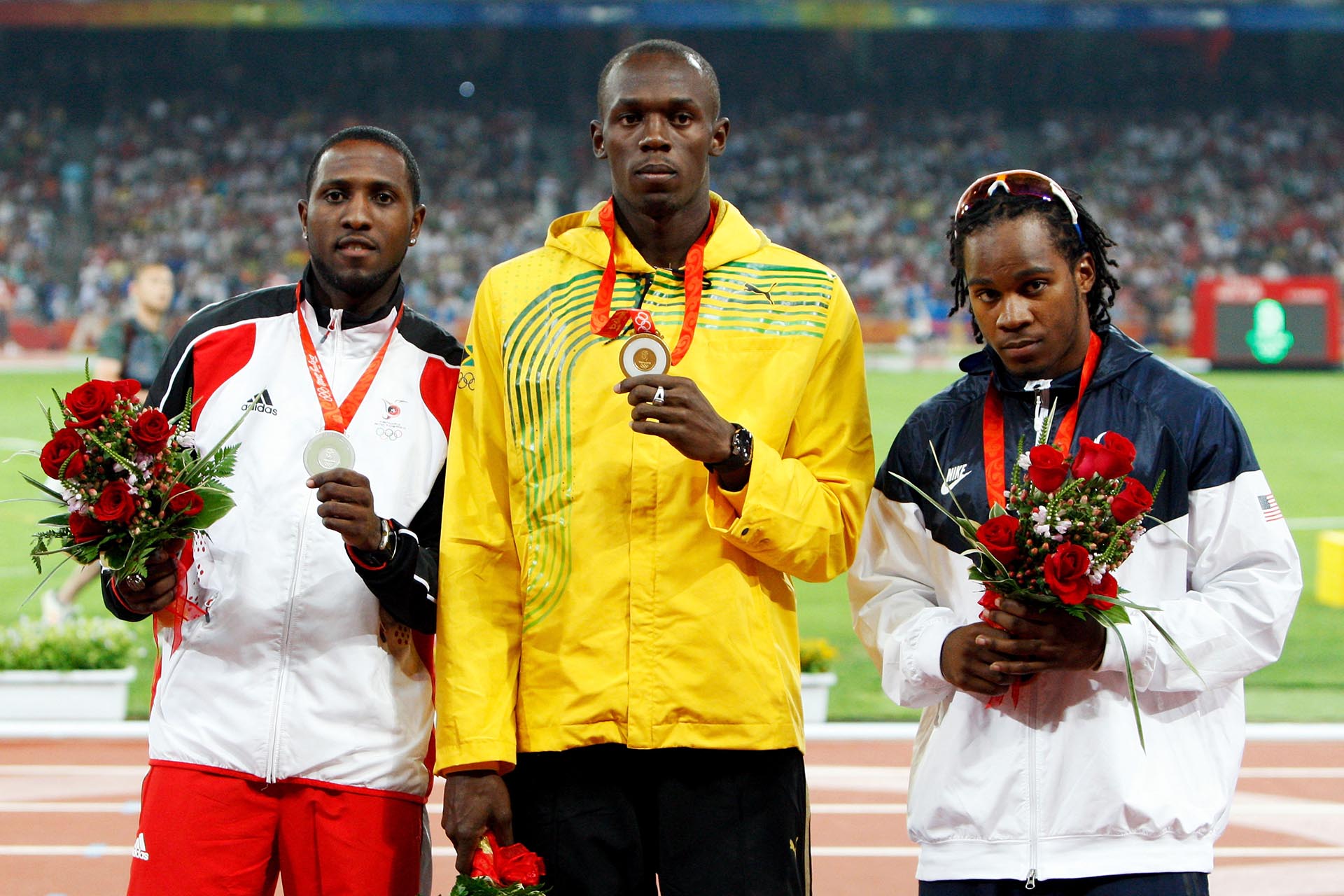 Usain Bolt mostro su medalla de los 100 metros con mucha seriedad aquel 17 de agosto de 2008 en Beijing, China (Getty Images)