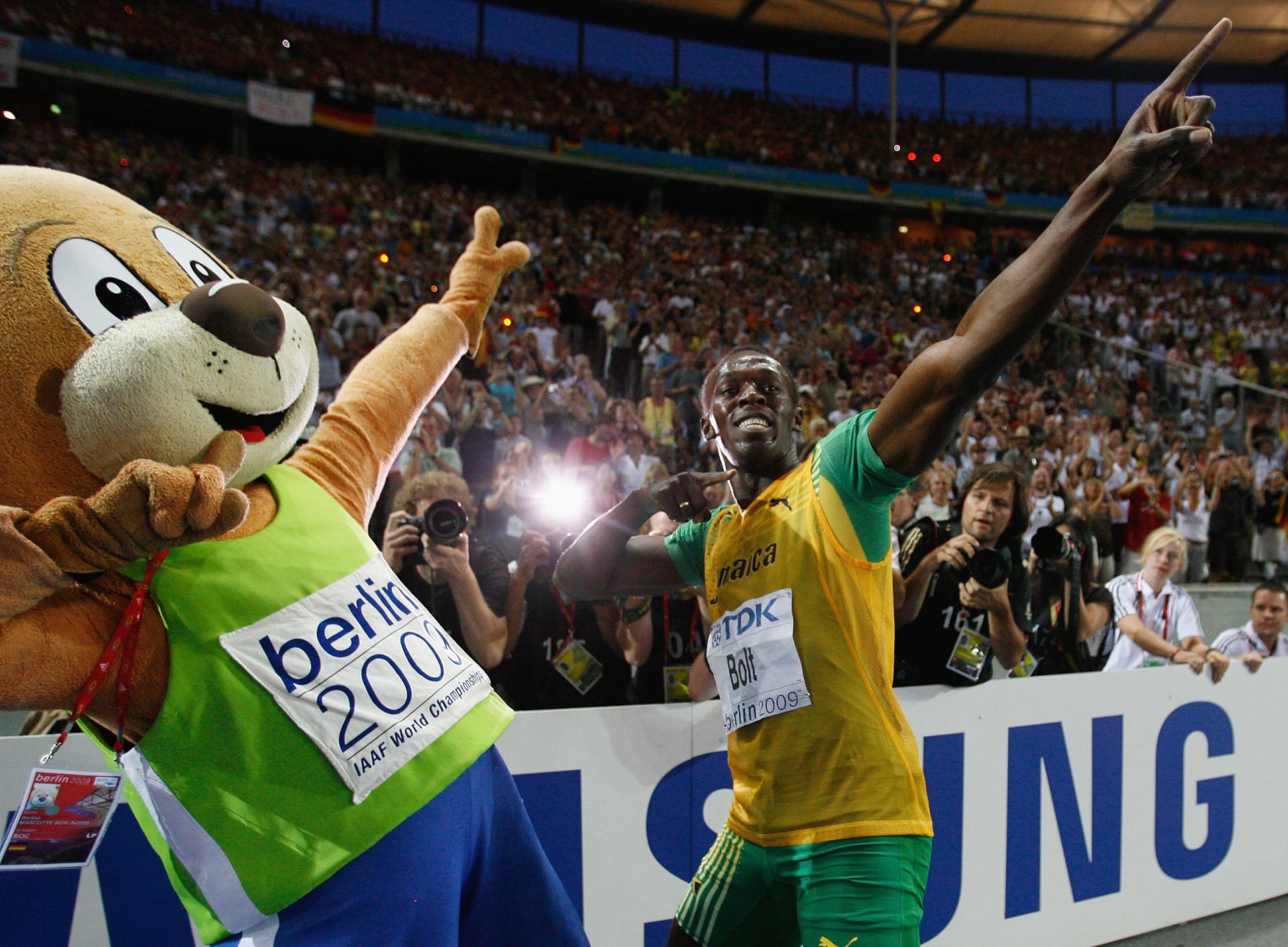 Usain Bolt celebró su victoria en los 200 metros con una pose que se transformaría en su marca registrada (Getty Images)