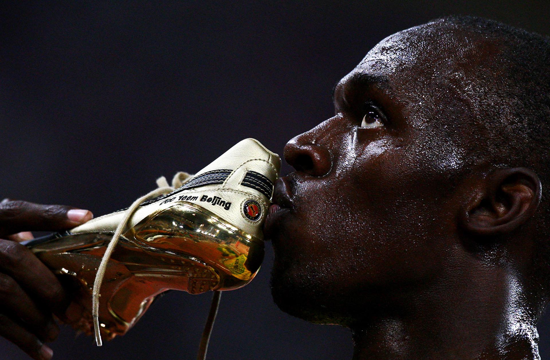 Usain Bolt besa uno de los zapatos dorados con los que ganó los 100 metros en los Juegos Olímpicos de Beijing (Getty Images)
