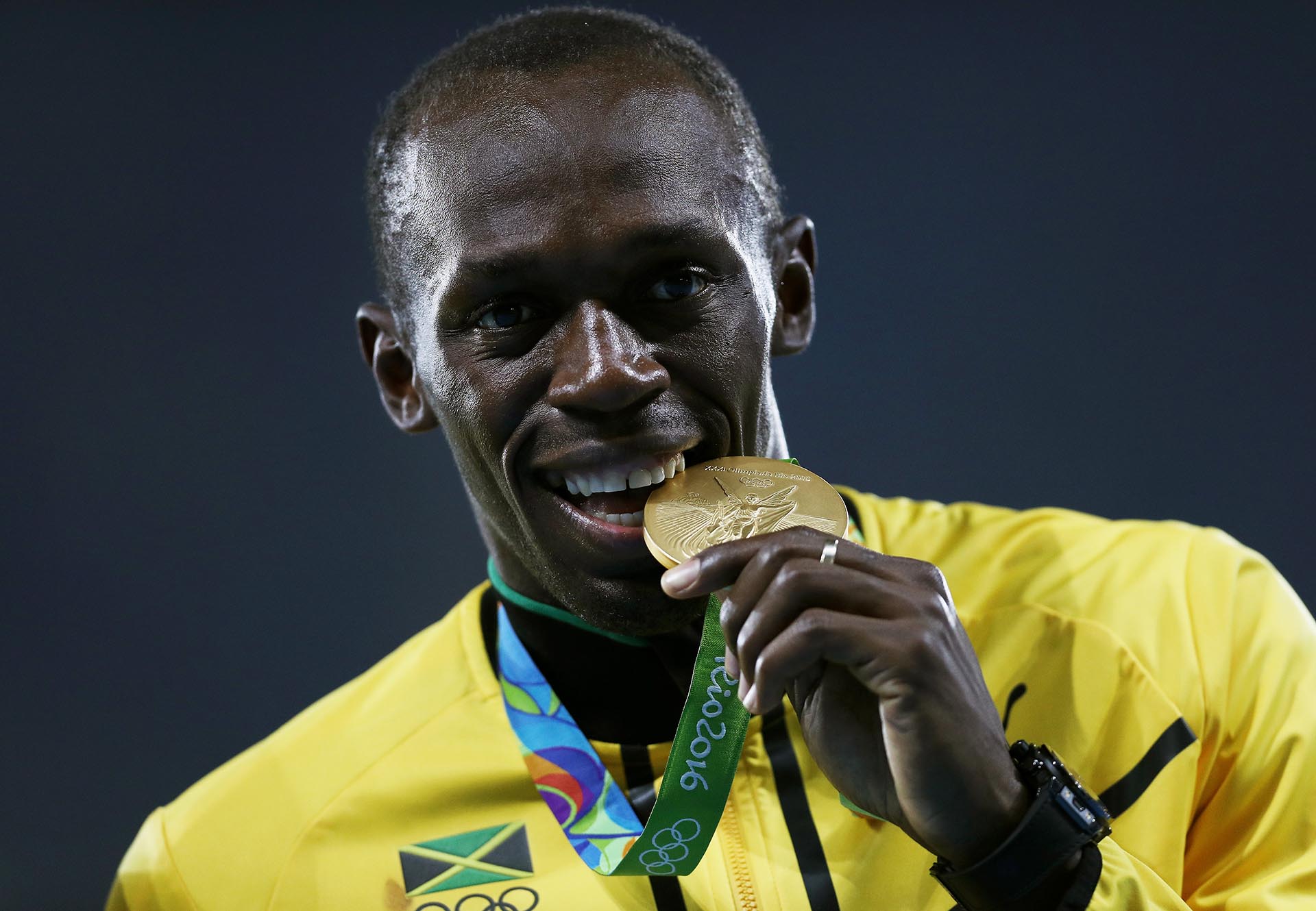 Con las medallas doradas conseguida en Rio de Janeiro, Usain Bolt llegó a los nueve oros olímpicos, aunque luego se le retiraría uno por el doping positivo de Nesta Carter (Getty Images)